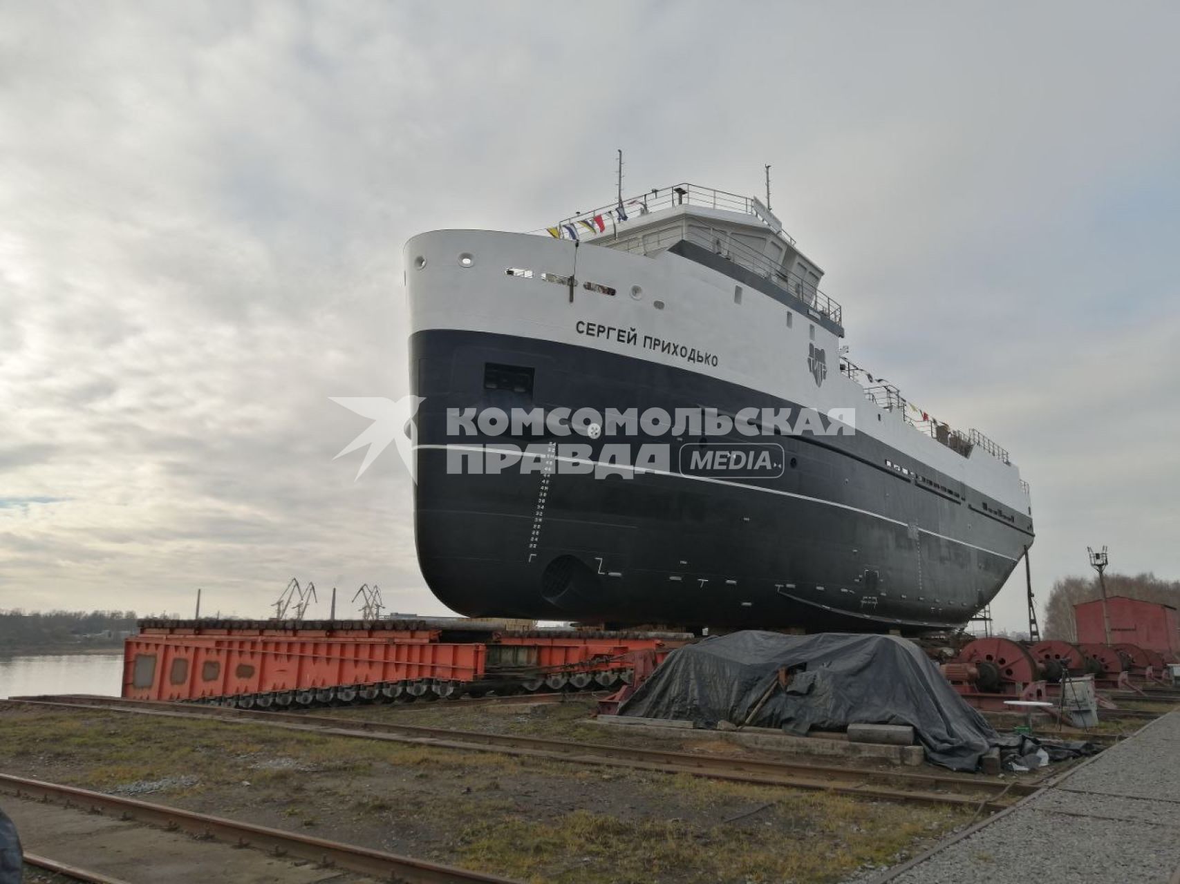 Ярославская область. Рыбинск. Торжественный спуск на воду нового краболовного судна им. С. Приходько на `Верфи братьев Нобель`.