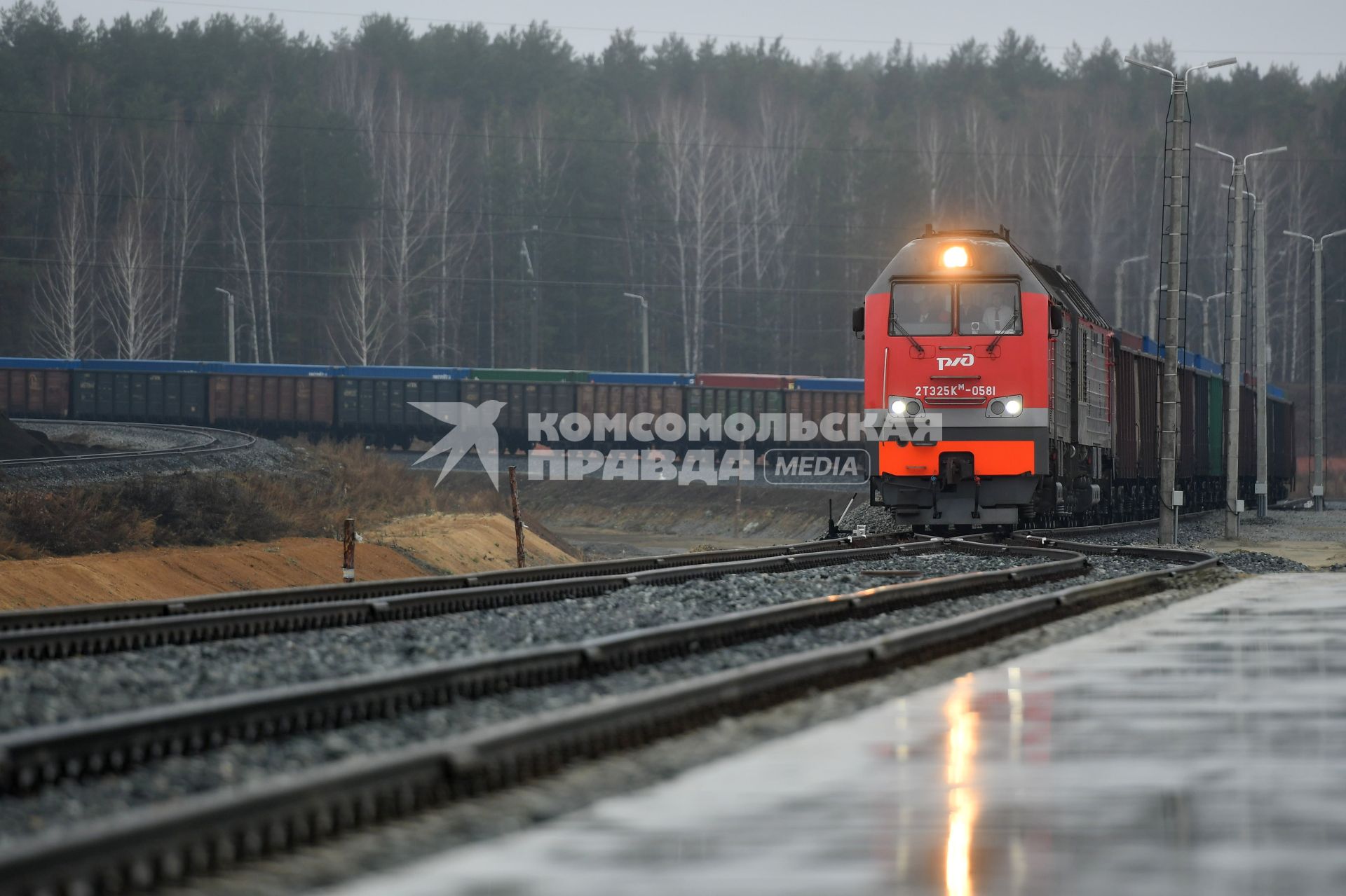 Екатеринбург. Открытие первой очереди нового мультимодального транспортно-логистического центра \'Уральский\', который станет частью \'сухого порта\' Свердловской области. Грузовой состав подъезжает к ТЛЦ \'Уральский для рзгрузки\'