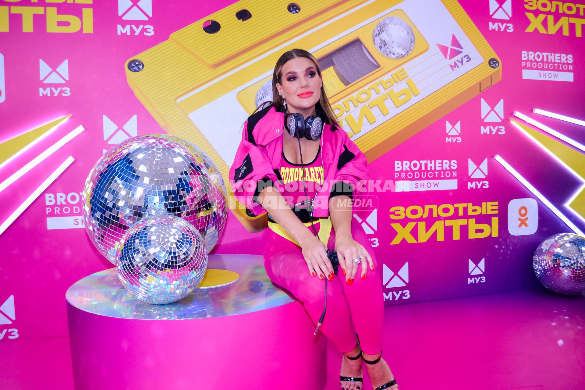 Москва.  Dj Katya Guseva  перед  началом  концерта `Золотые хиты МУЗ-ТВ` в столичном концертном зале`Music Media Dome`.