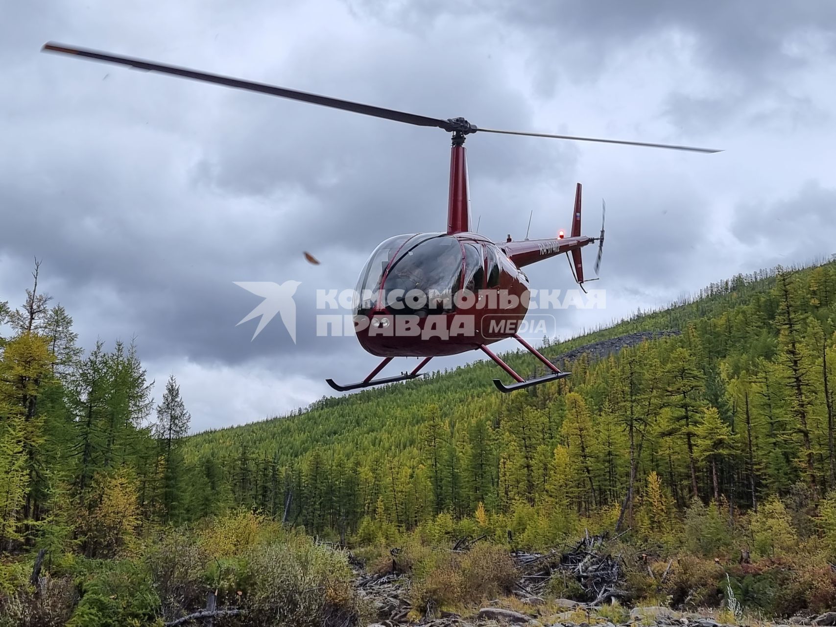 Иркутская область. Бодайбинский район. Легкий вертолет Robinson R44 Raven I.