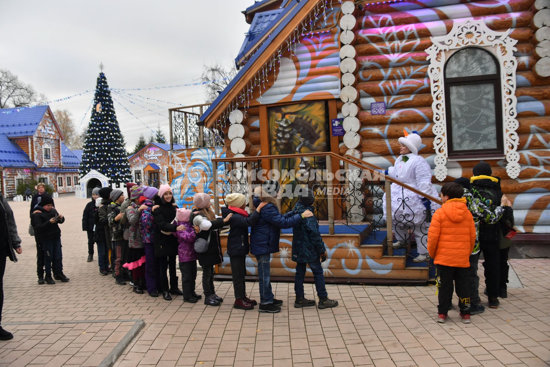 Москва.  Аниматор-снеговик во время развлекательной программы для детей  на открытии сезона в усадьбе Деда Мороза.