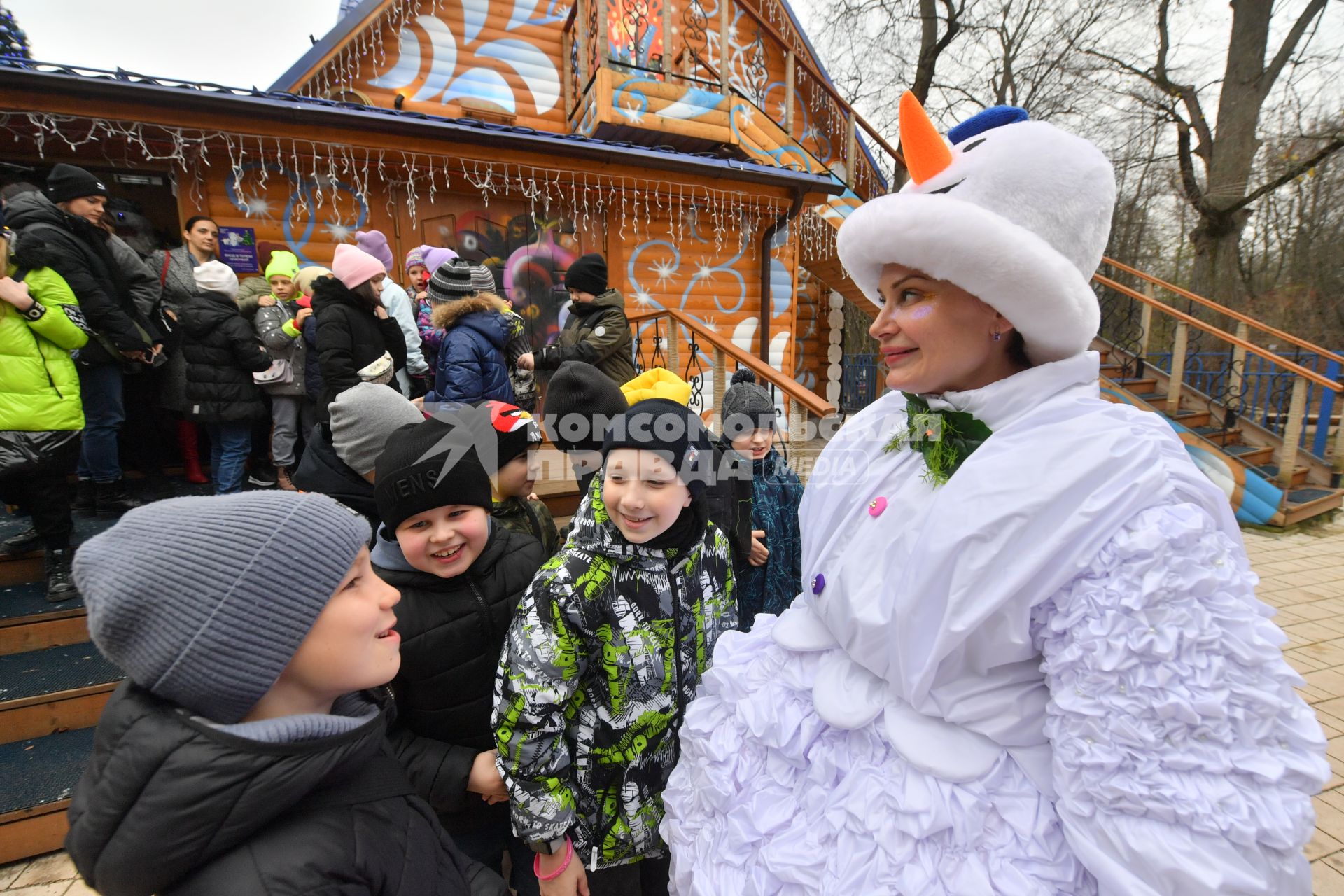 Москва.  Аниматор-снеговик во время развлекательной программы для детей  на открытии сезона в усадьбе Деда Мороза.