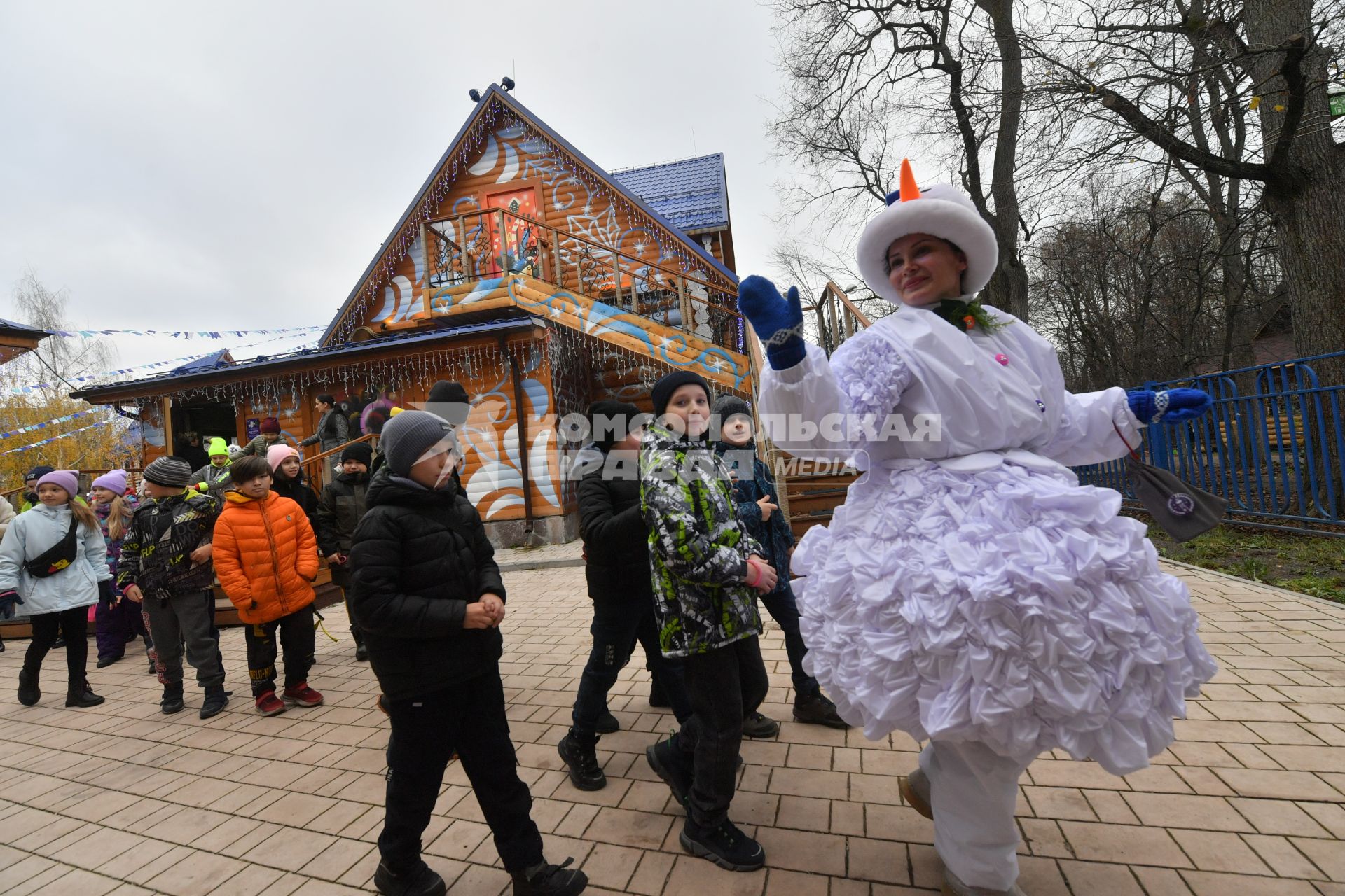 Москва.  Аниматор-снеговик во время развлекательной программы для детей  на открытии сезона в усадьбе Деда Мороза.