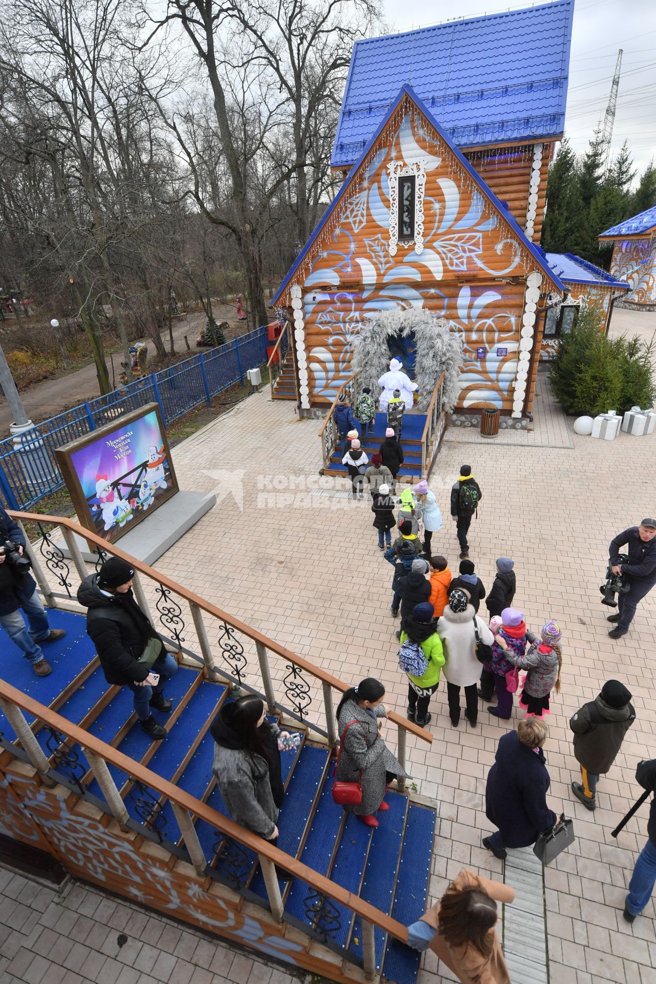 Москва.  Дети во время развлекательной программы  на открытии сезона в усадьбе Деда Мороза.