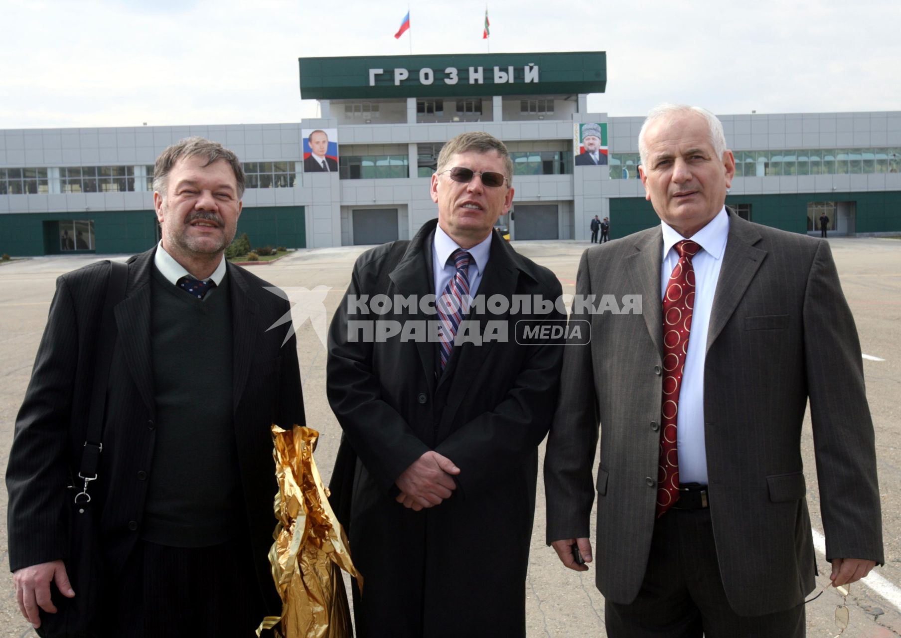 Грозный. Главный редактор ИД `Комсомольская правда` (КП) Владимир Сунгоркин (в центре) и политический обозреватель КП Александр Гамов (слева) в аэропорту.