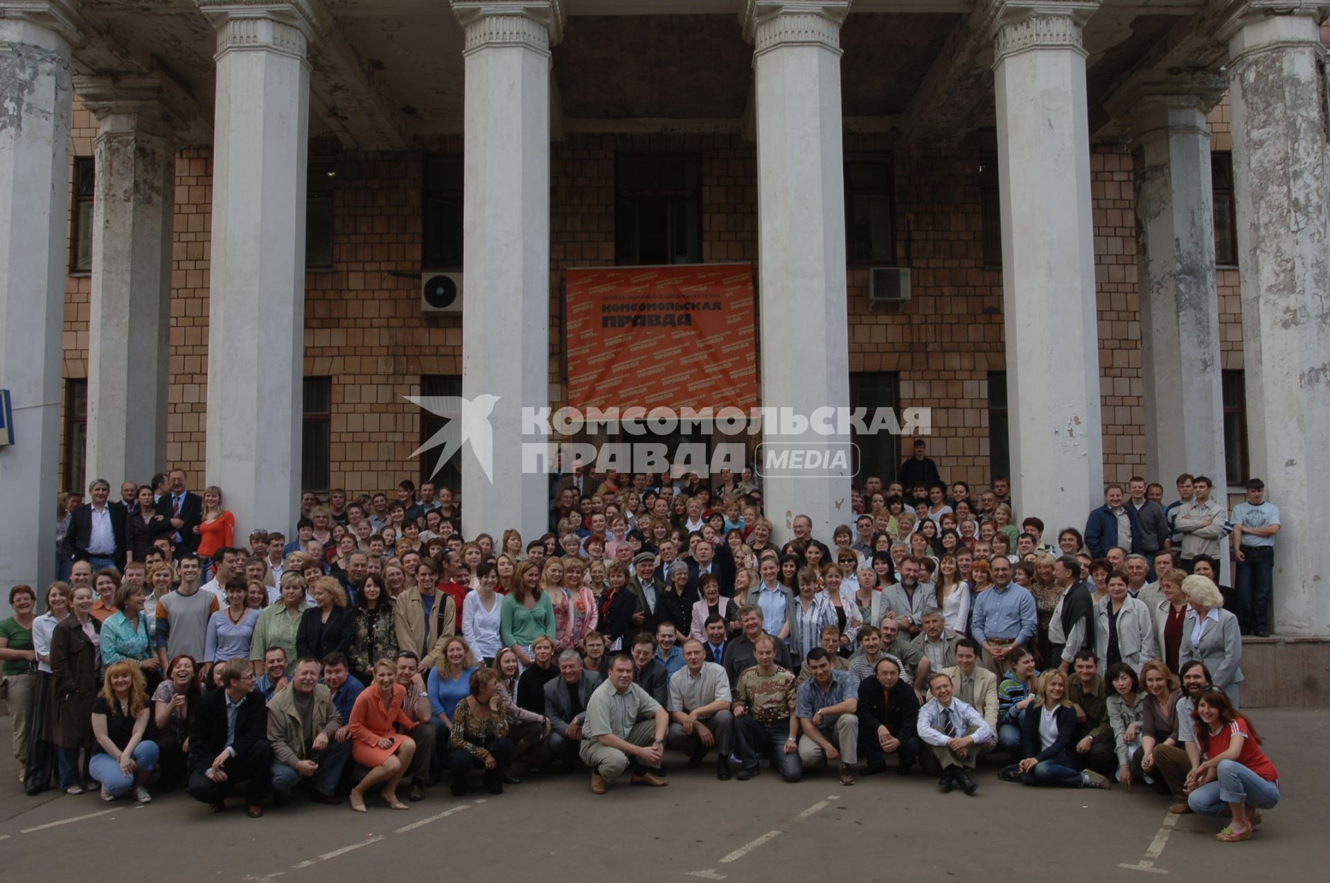 Москва. Коллективная фотография сотрудников `Комсомольской правды` в день 81-летия газеты у редакции на улице Правды.