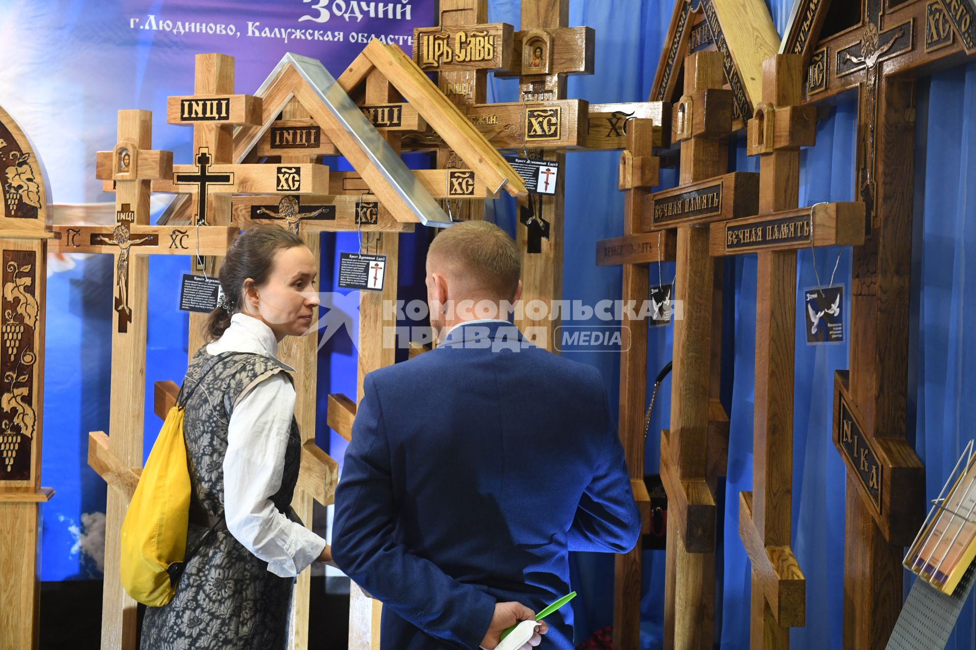 Москва. На выставке погребальных принадлежностей, похоронного сервиса, мемориального искусства `Некрополь - WorldRussia 2022` в центральном выставочном комплексе `Экспоцентр`.