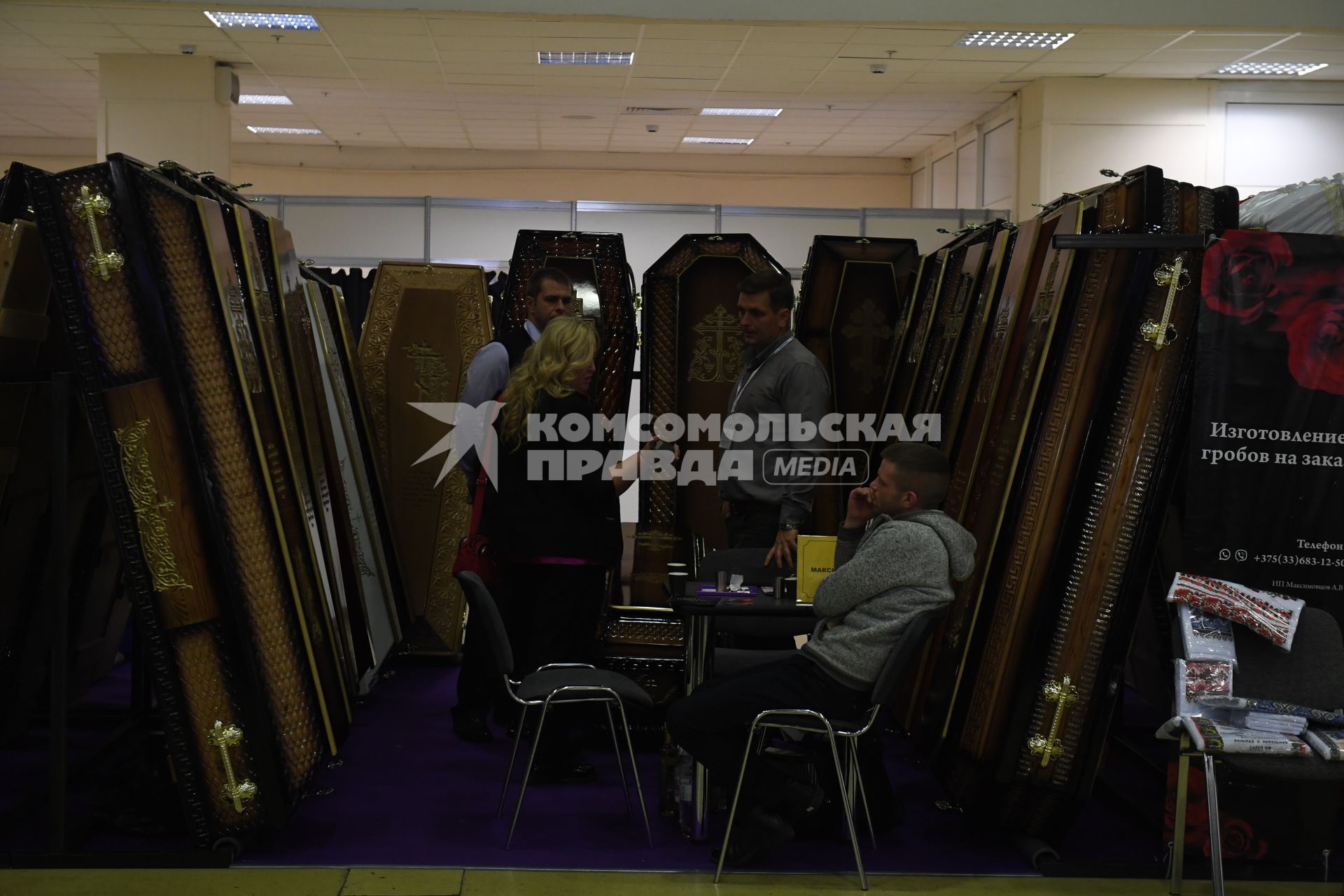 Москва. Гробы на выставке погребальных принадлежностей, похоронного сервиса, мемориального искусства `Некрополь - WorldRussia 2022` в центральном выставочном комплексе `Экспоцентр`.