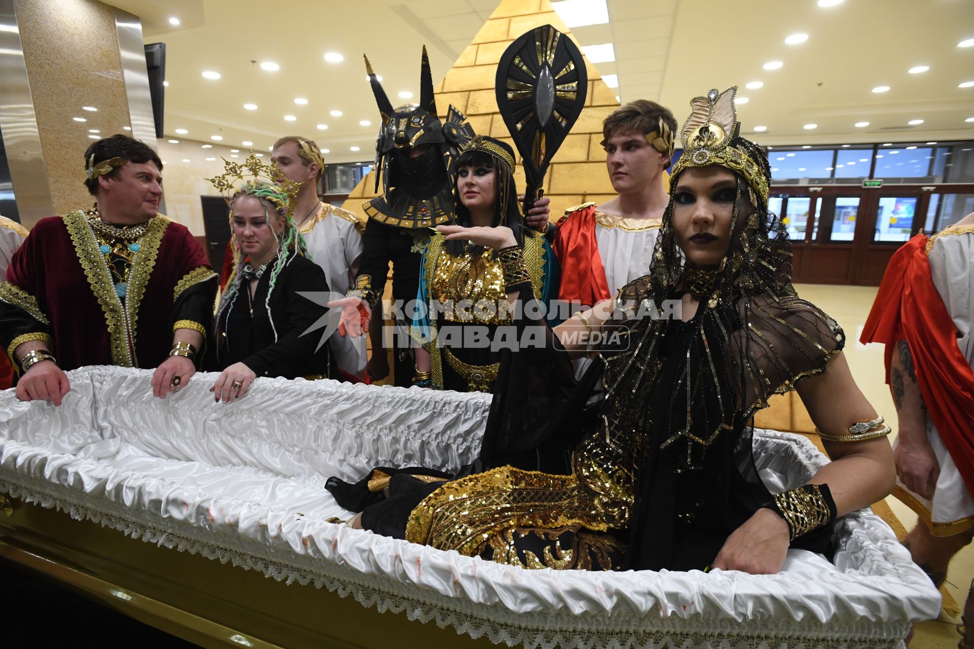 Москва. Участники театрализованного представления на выставке погребальных принадлежностей, похоронного сервиса, мемориального искусства `Некрополь - WorldRussia 2022` в центральном выставочном комплексе `Экспоцентр`.