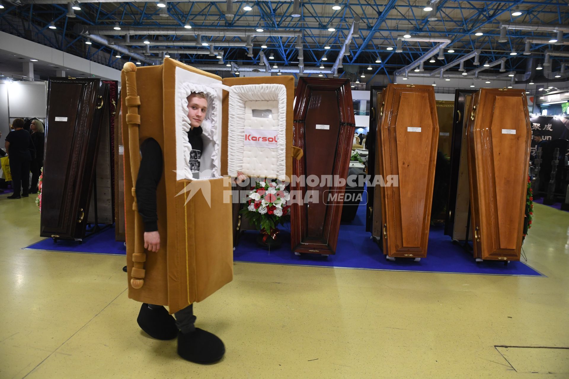 Москва. Гробы на выставке погребальных принадлежностей, похоронного сервиса, мемориального искусства `Некрополь - WorldRussia 2022` в центральном выставочном комплексе `Экспоцентр`.