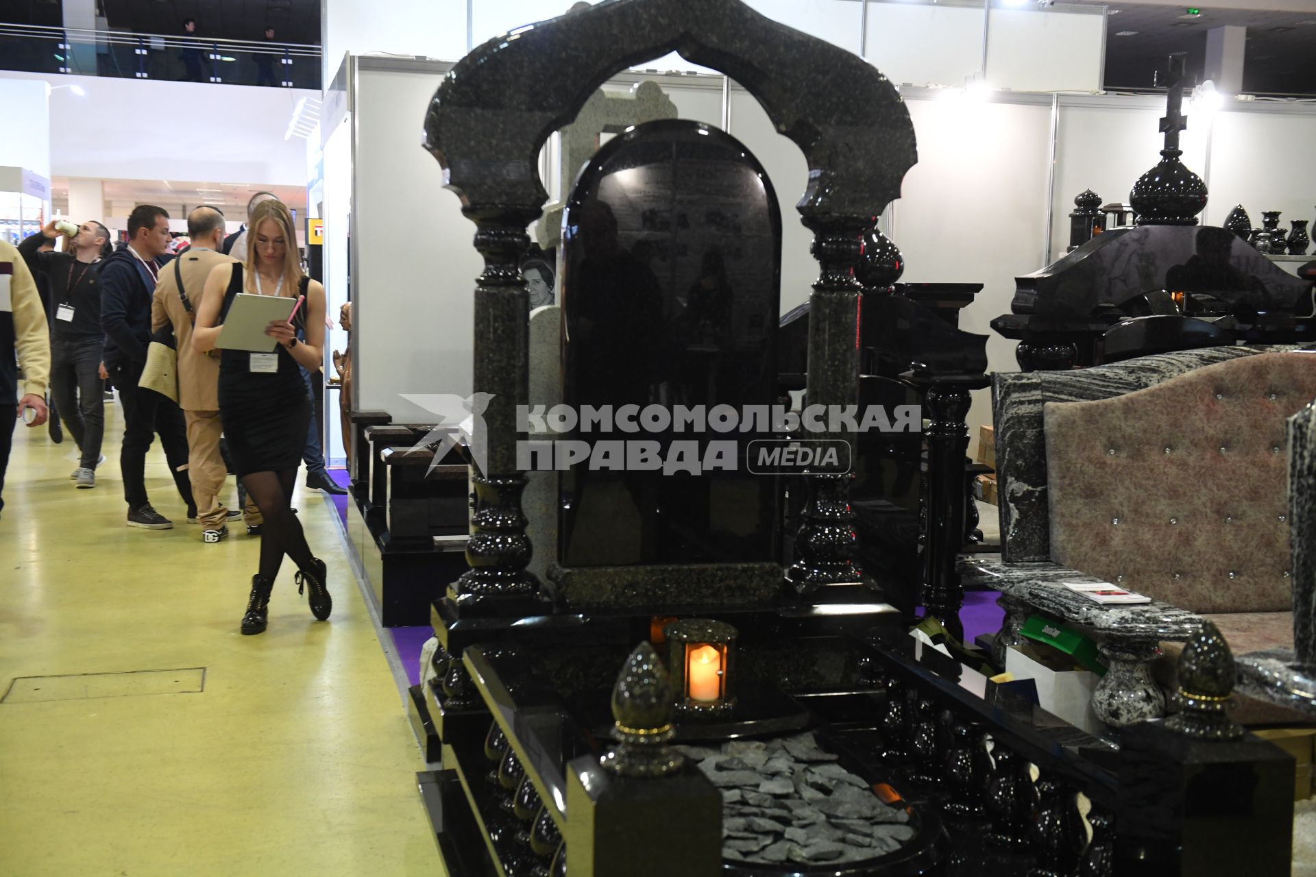 Москва. На выставке погребальных принадлежностей, похоронного сервиса, мемориального искусства `Некрополь - WorldRussia 2022` в центральном выставочном комплексе `Экспоцентр`.