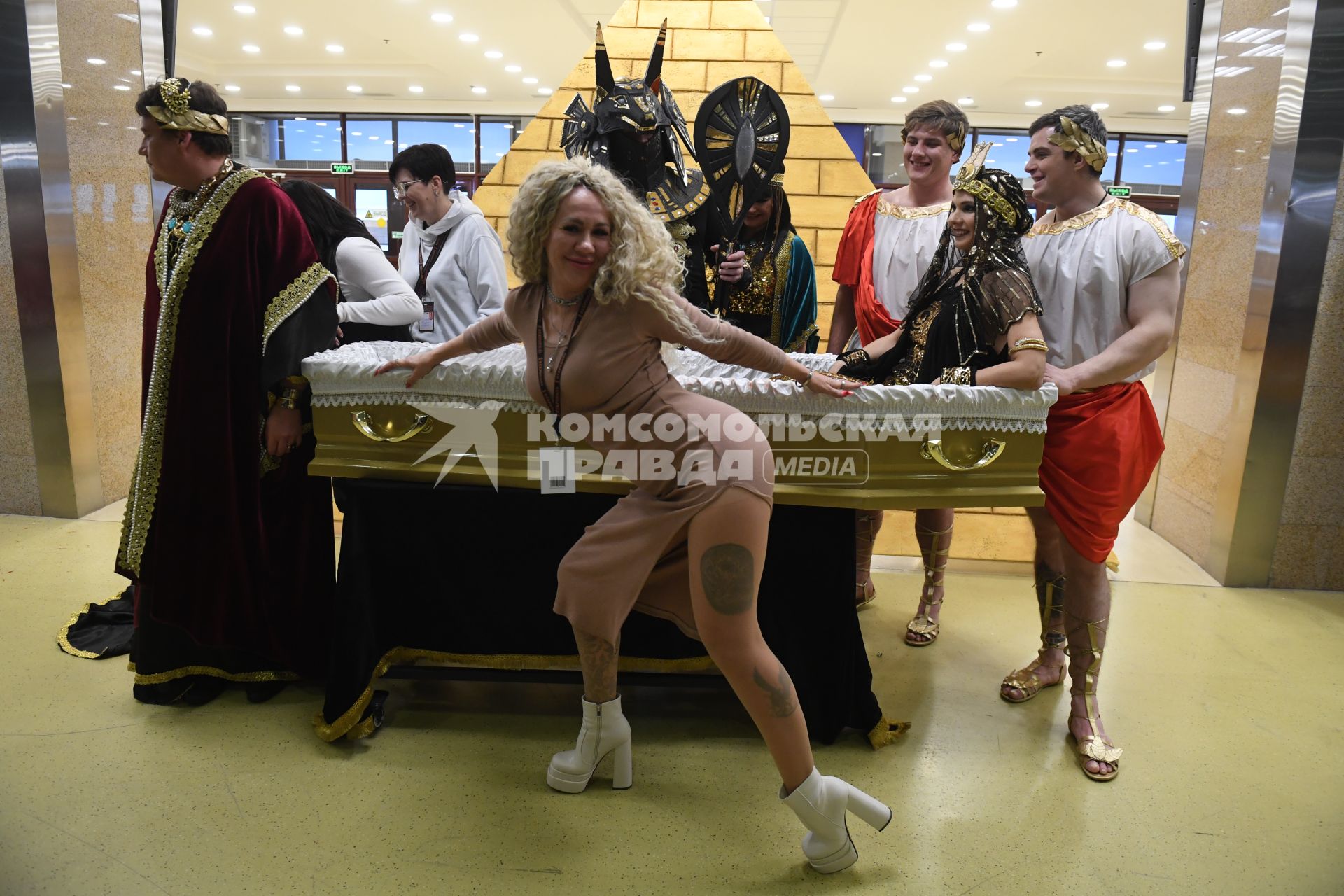 Москва. Участники театрализованного представления на выставке погребальных принадлежностей, похоронного сервиса, мемориального искусства `Некрополь - WorldRussia 2022` в центральном выставочном комплексе `Экспоцентр`.