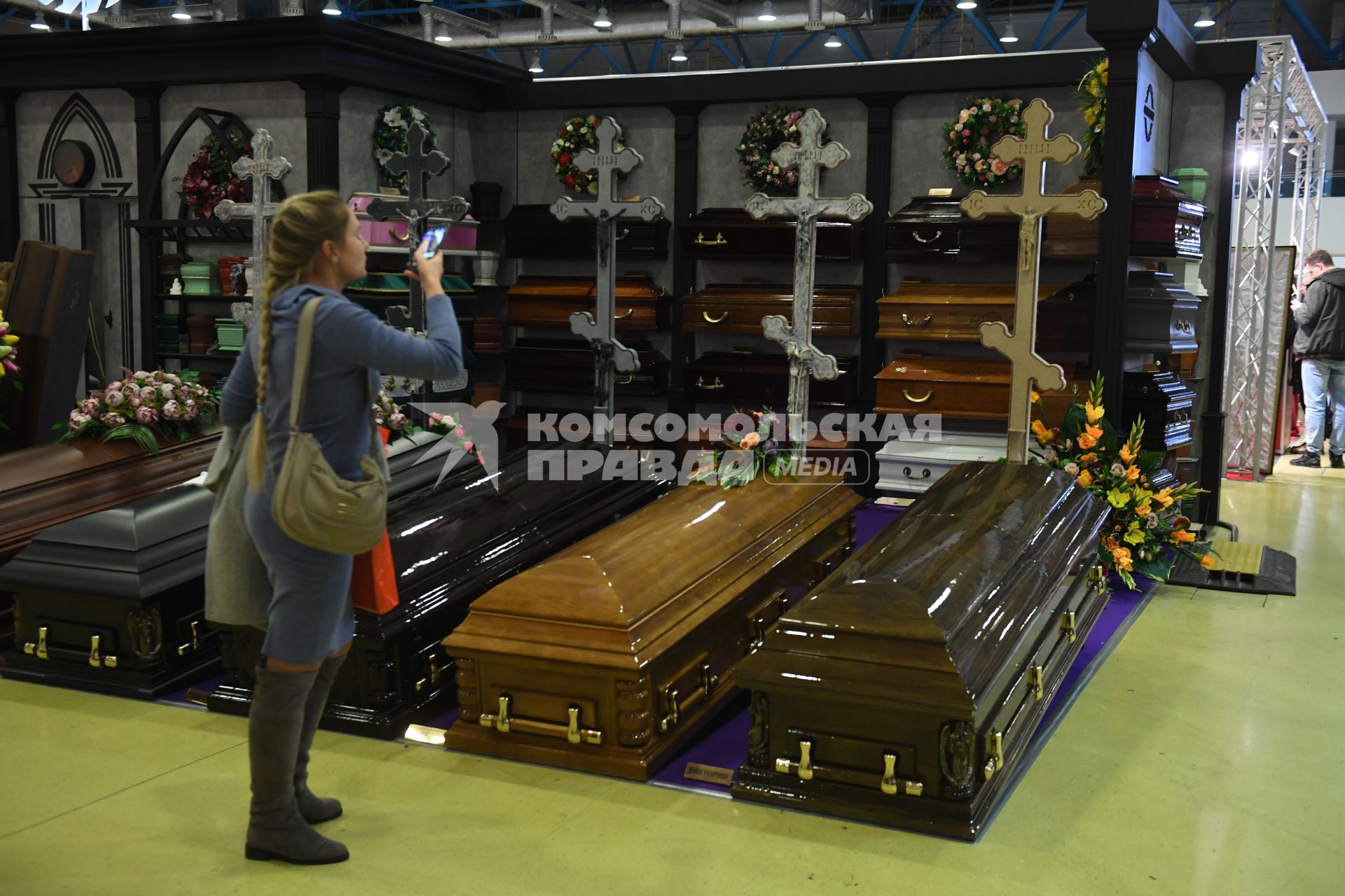 Москва. Гробы на выставке погребальных принадлежностей, похоронного сервиса, мемориального искусства `Некрополь - WorldRussia 2022` в центральном выставочном комплексе `Экспоцентр`.