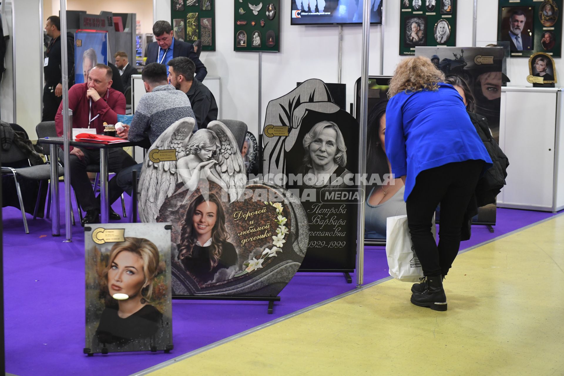 Москва. Памятники на могилу на выставке погребальных принадлежностей, похоронного сервиса, мемориального искусства `Некрополь - WorldRussia 2022` в центральном выставочном комплексе `Экспоцентр`.