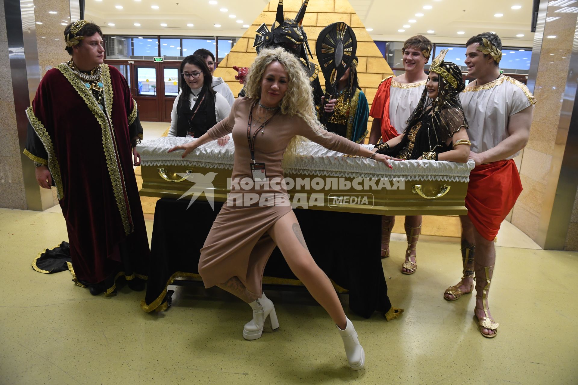 Москва. Участники театрализованного представления на выставке погребальных принадлежностей, похоронного сервиса, мемориального искусства `Некрополь - WorldRussia 2022` в центральном выставочном комплексе `Экспоцентр`.