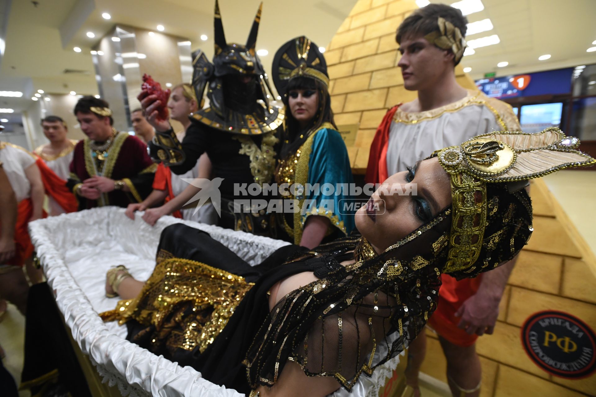 Москва. Участники театрализованного представления на выставке погребальных принадлежностей, похоронного сервиса, мемориального искусства `Некрополь - WorldRussia 2022` в центральном выставочном комплексе `Экспоцентр`.