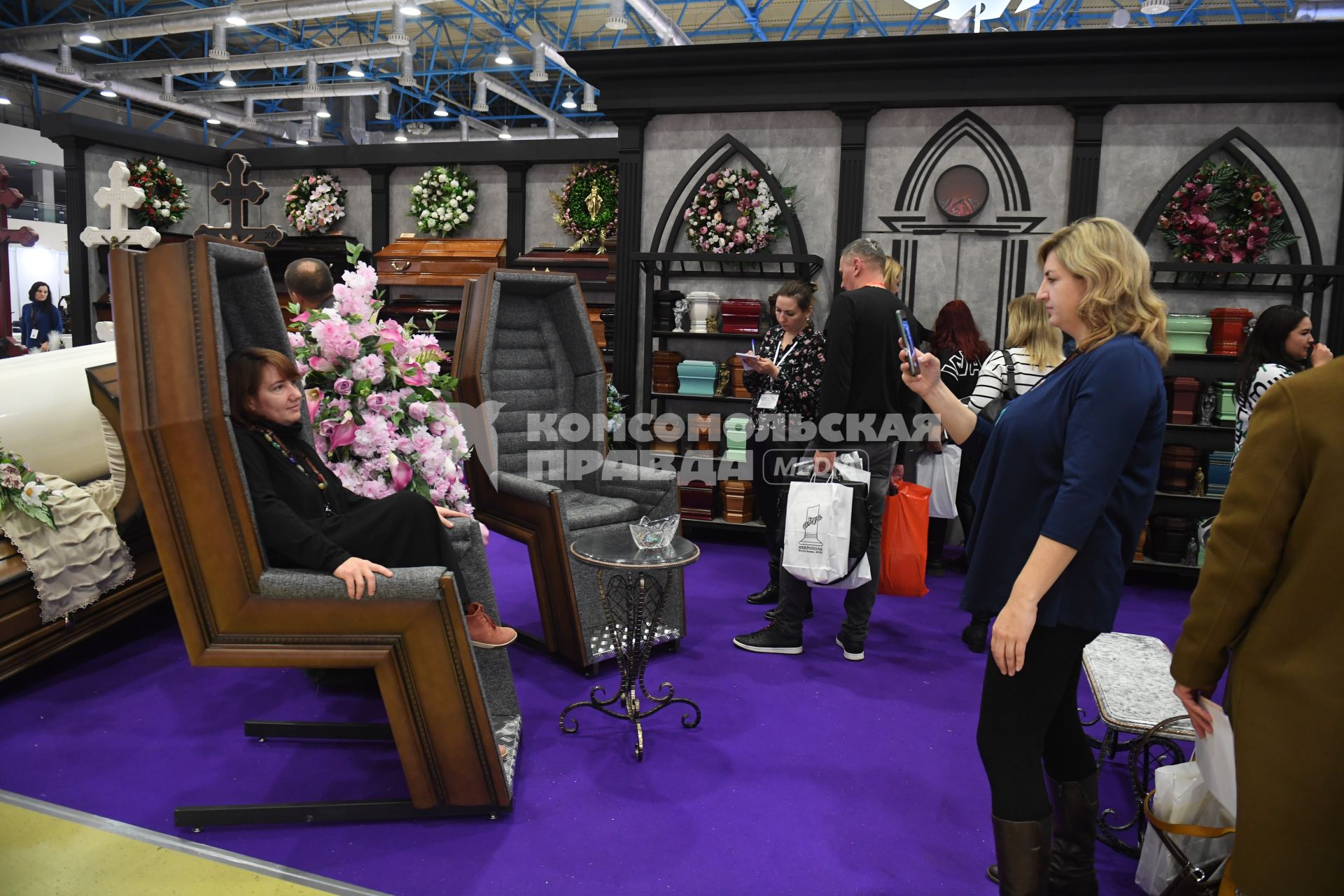 Москва. Посетители на выставке погребальных принадлежностей, похоронного сервиса, мемориального искусства `Некрополь - WorldRussia 2022` в центральном выставочном комплексе `Экспоцентр`.