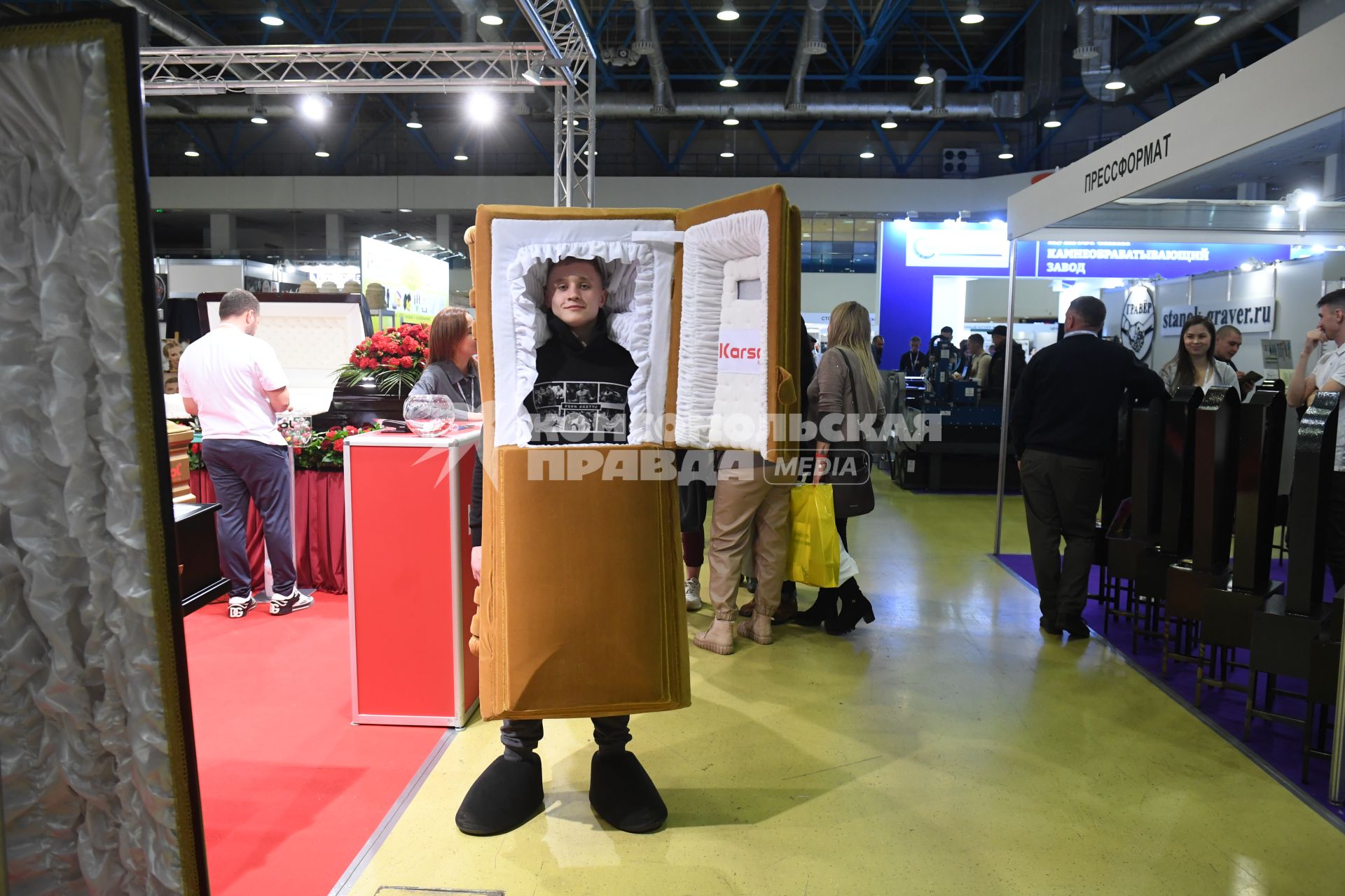 Москва. Гробы на выставке погребальных принадлежностей, похоронного сервиса, мемориального искусства `Некрополь - WorldRussia 2022` в центральном выставочном комплексе `Экспоцентр`.