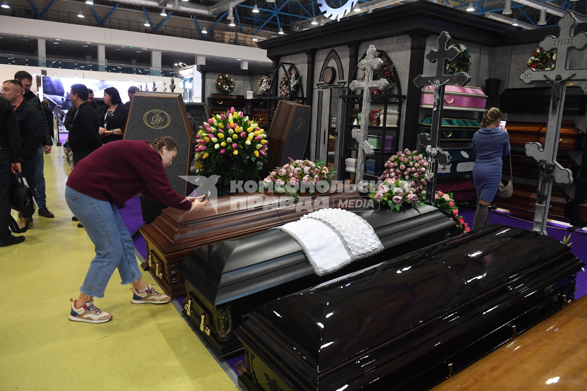 Москва. Гробы на выставке погребальных принадлежностей, похоронного сервиса, мемориального искусства `Некрополь - WorldRussia 2022` в центральном выставочном комплексе `Экспоцентр`.