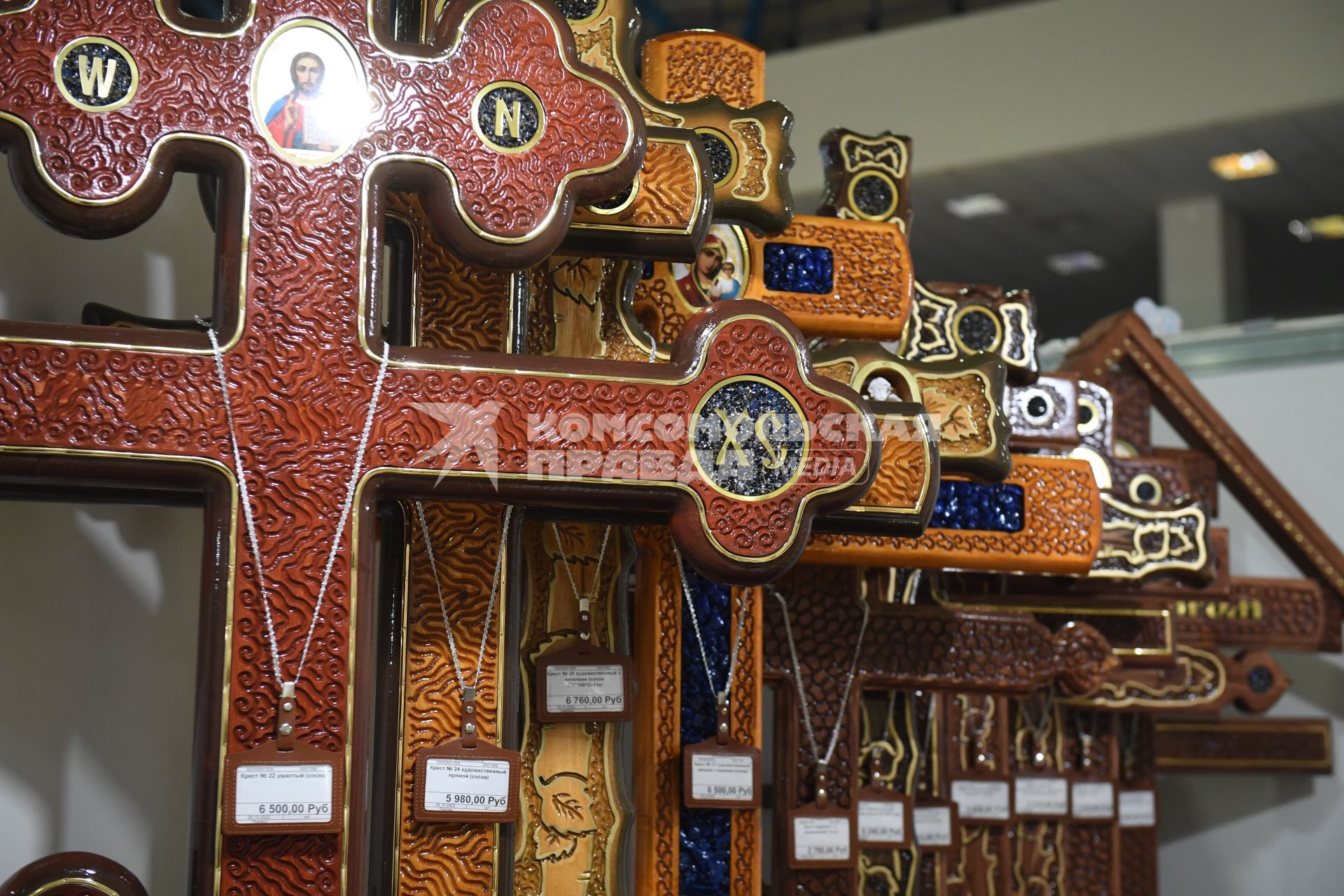 Москва. Могильные кресты на выставке погребальных принадлежностей, похоронного сервиса, мемориального искусства `Некрополь - WorldRussia 2022` в центральном выставочном комплексе `Экспоцентр`.