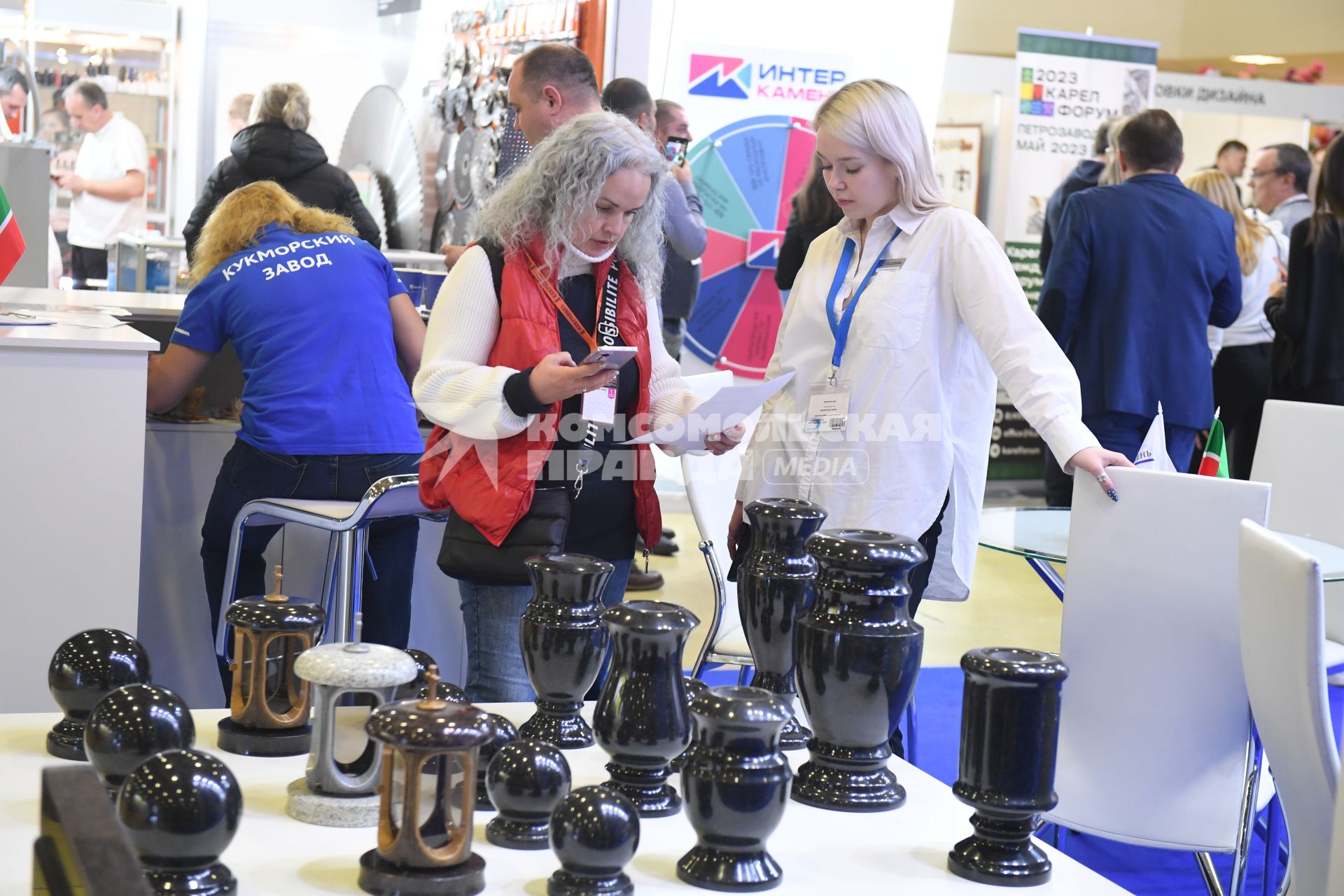 Москва. На выставке погребальных принадлежностей, похоронного сервиса, мемориального искусства `Некрополь - WorldRussia 2022` в центральном выставочном комплексе `Экспоцентр`.