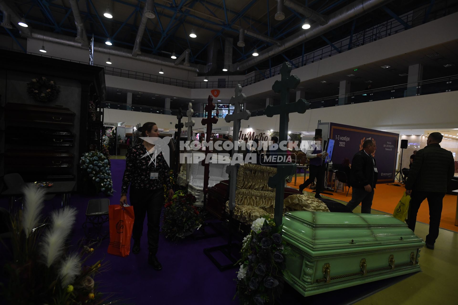 Москва. Гробы на выставке погребальных принадлежностей, похоронного сервиса, мемориального искусства `Некрополь - WorldRussia 2022` в центральном выставочном комплексе `Экспоцентр`.