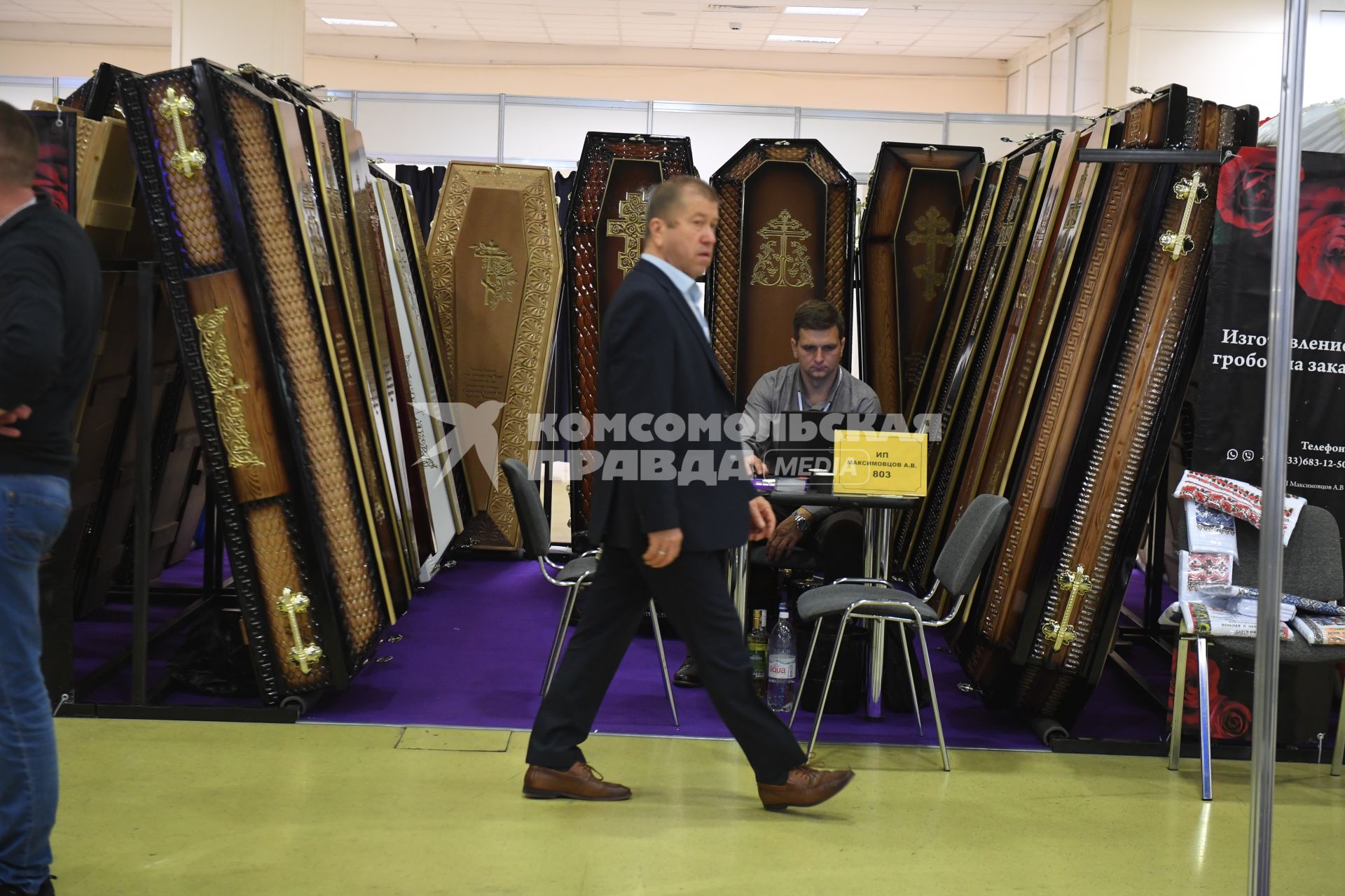 Москва. Гробы на выставке погребальных принадлежностей, похоронного сервиса, мемориального искусства `Некрополь - WorldRussia 2022` в центральном выставочном комплексе `Экспоцентр`.