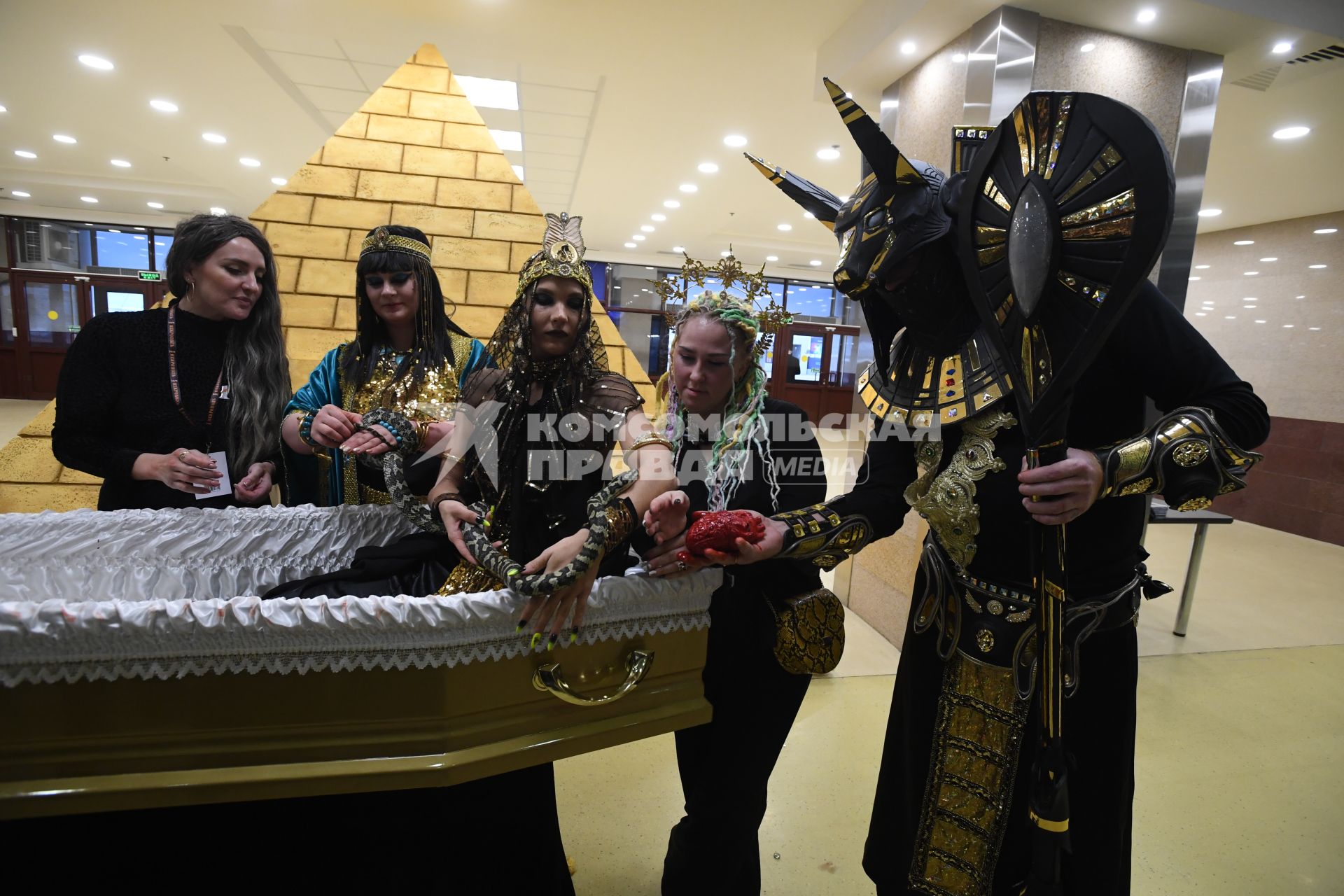 Москва. Участники театрализованного представления на выставке погребальных принадлежностей, похоронного сервиса, мемориального искусства `Некрополь - WorldRussia 2022` в центральном выставочном комплексе `Экспоцентр`.