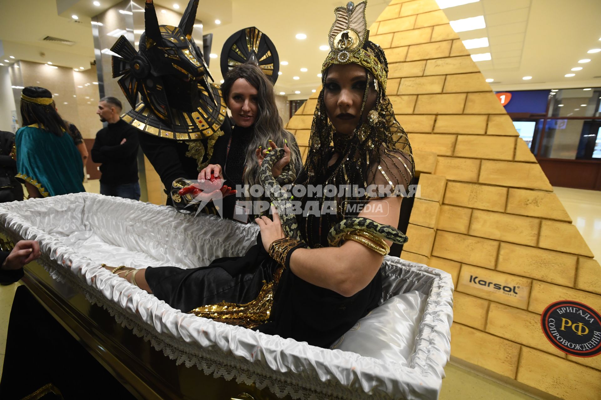 Москва. Участники театрализованного представления на выставке погребальных принадлежностей, похоронного сервиса, мемориального искусства `Некрополь - WorldRussia 2022` в центральном выставочном комплексе `Экспоцентр`.