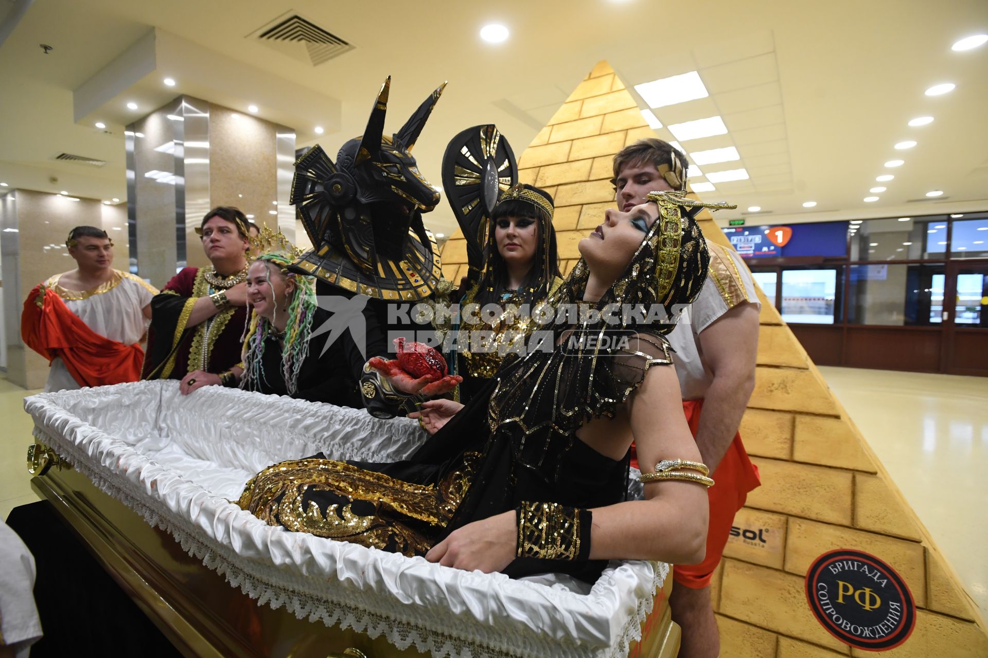 Москва. Участники театрализованного представления на выставке погребальных принадлежностей, похоронного сервиса, мемориального искусства `Некрополь - WorldRussia 2022` в центральном выставочном комплексе `Экспоцентр`.