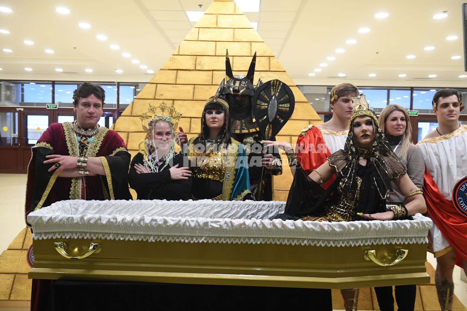 Москва. Участники театрализованного представления на выставке погребальных принадлежностей, похоронного сервиса, мемориального искусства `Некрополь - WorldRussia 2022` в центральном выставочном комплексе `Экспоцентр`.