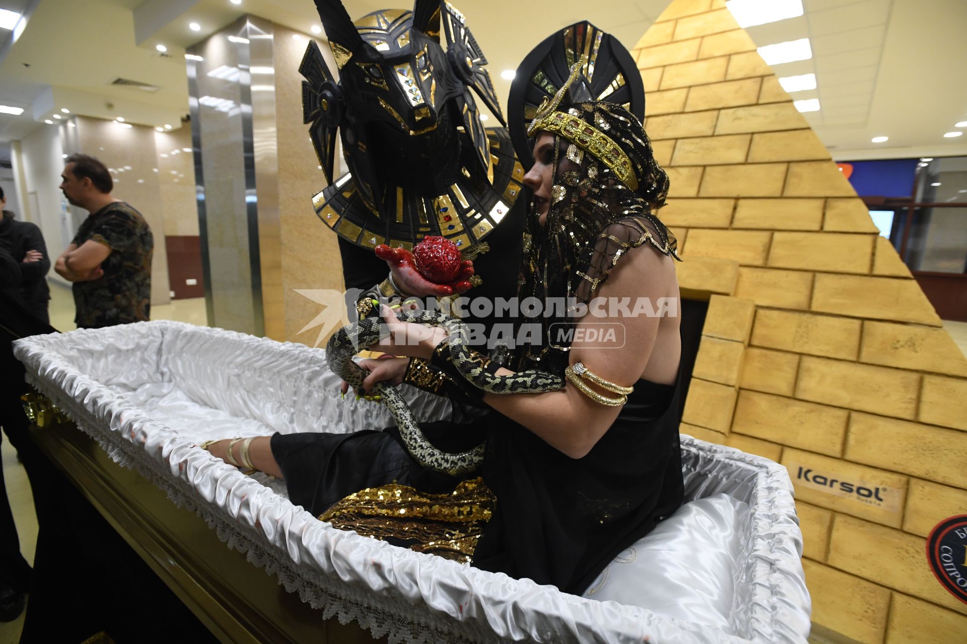 Москва. Участники театрализованного представления на выставке погребальных принадлежностей, похоронного сервиса, мемориального искусства `Некрополь - WorldRussia 2022` в центральном выставочном комплексе `Экспоцентр`.