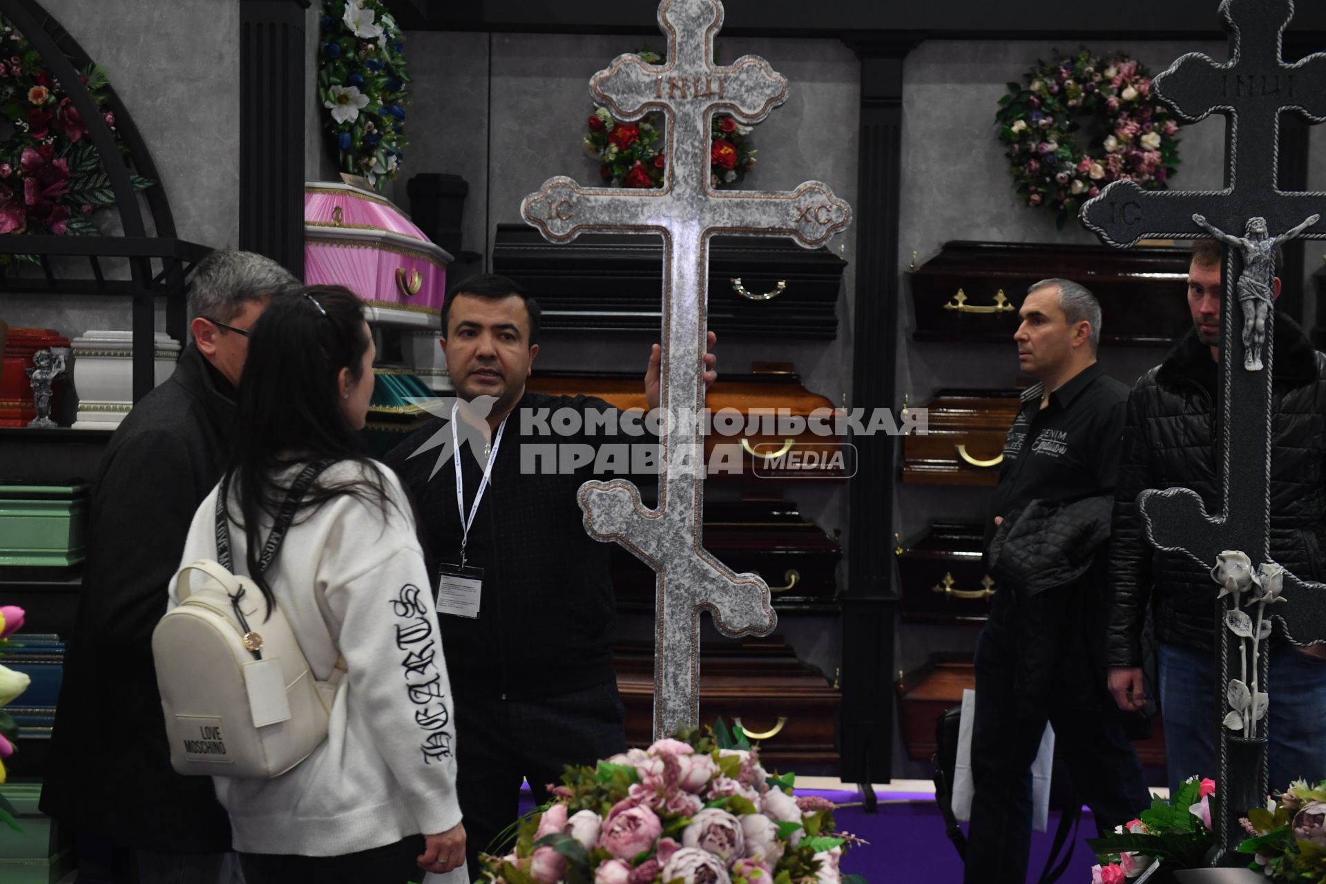 Москва. Посетители на выставке погребальных принадлежностей, похоронного сервиса, мемориального искусства `Некрополь - WorldRussia 2022` в центральном выставочном комплексе `Экспоцентр`.