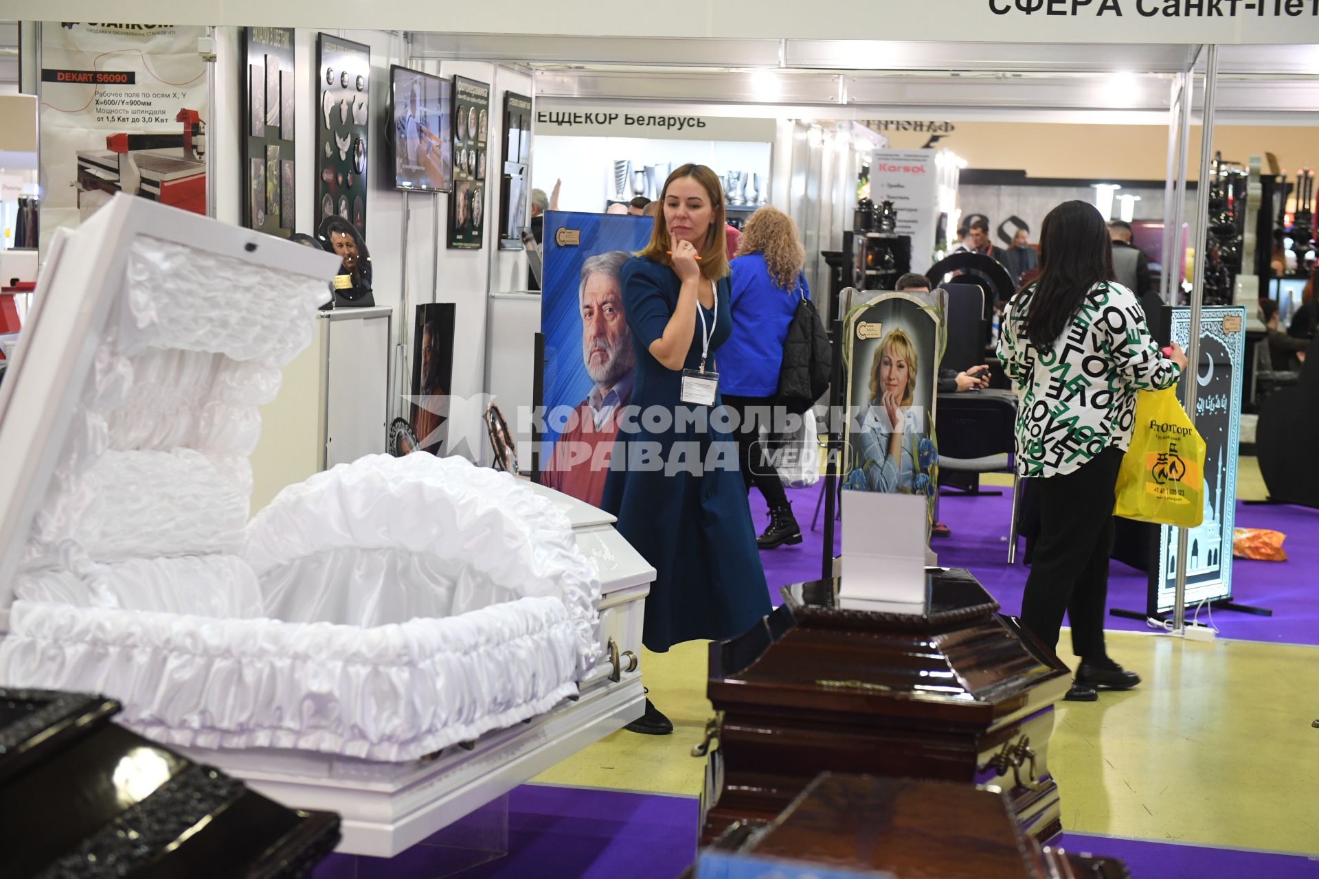 Москва. Посетители на выставке погребальных принадлежностей, похоронного сервиса, мемориального искусства `Некрополь - WorldRussia 2022` в центральном выставочном комплексе `Экспоцентр`.