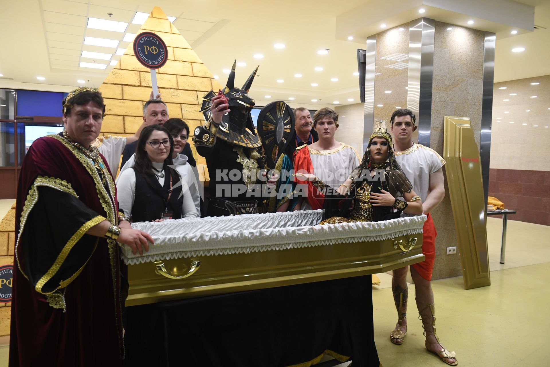 Москва. Участники театрализованного представления на выставке погребальных принадлежностей, похоронного сервиса, мемориального искусства `Некрополь - WorldRussia 2022` в центральном выставочном комплексе `Экспоцентр`.