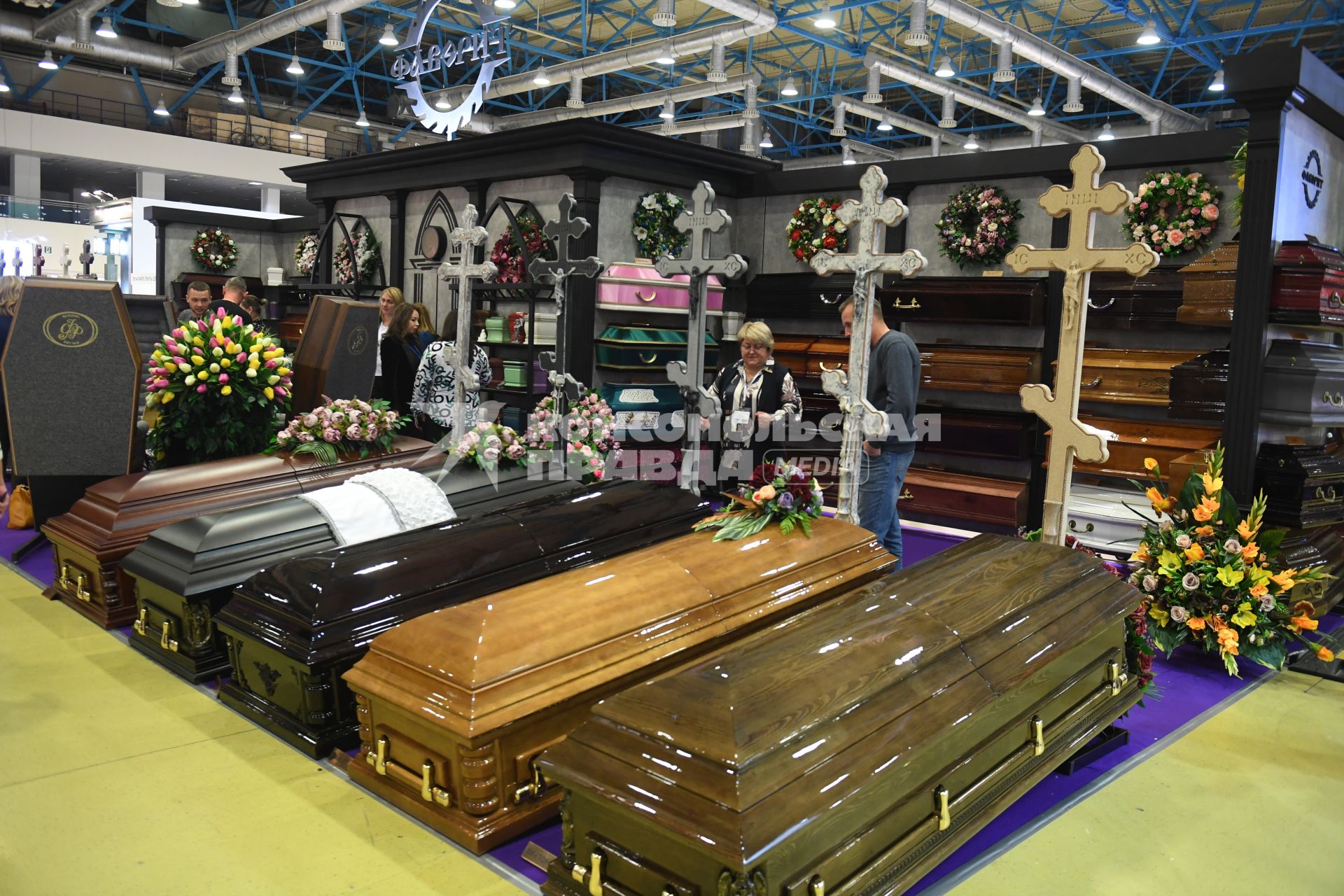 Москва. Гробы на выставке погребальных принадлежностей, похоронного сервиса, мемориального искусства `Некрополь - WorldRussia 2022` в центральном выставочном комплексе `Экспоцентр`.