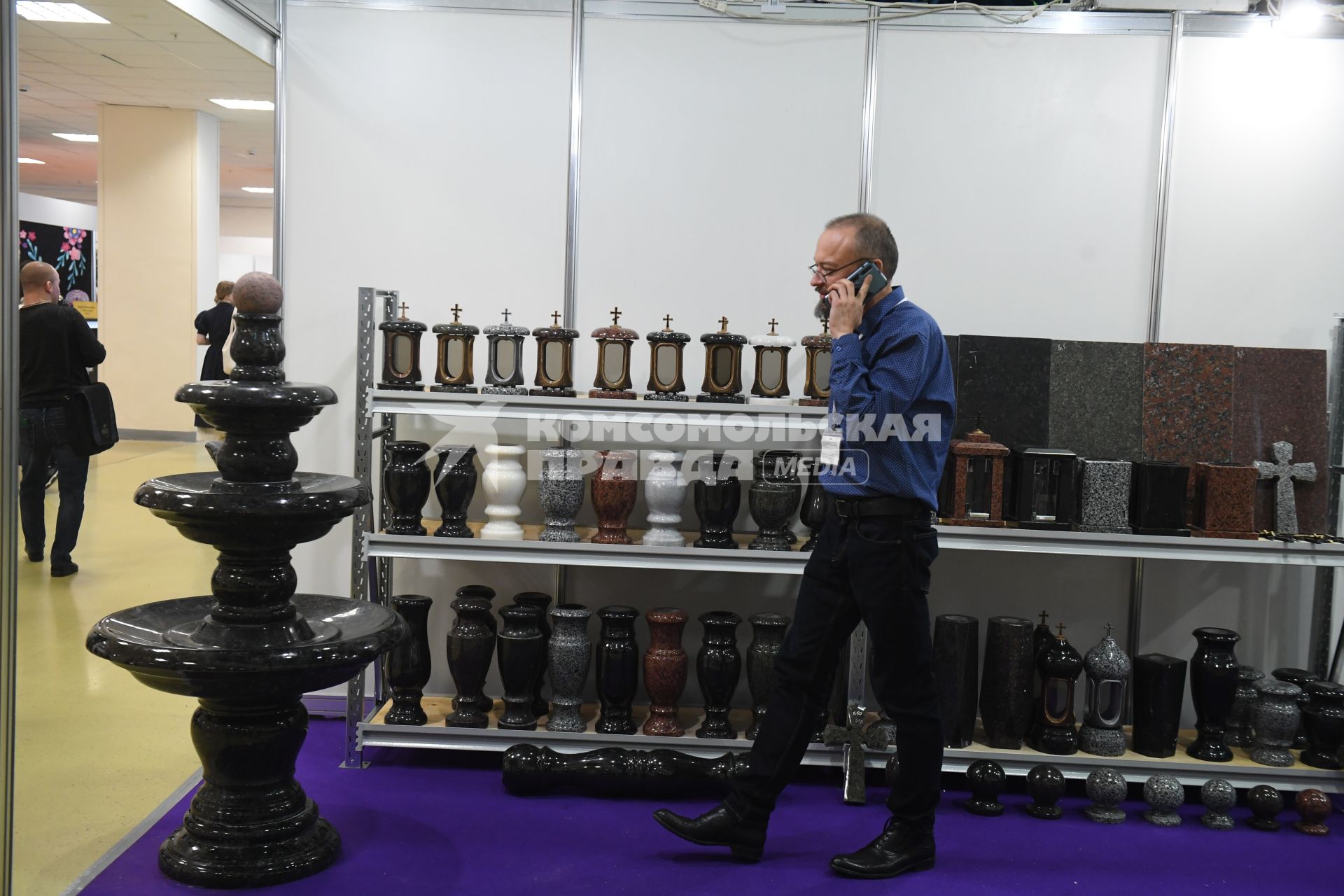 Москва. Урны для праха на выставке погребальных принадлежностей, похоронного сервиса, мемориального искусства `Некрополь - WorldRussia 2022` в центральном выставочном комплексе `Экспоцентр`.