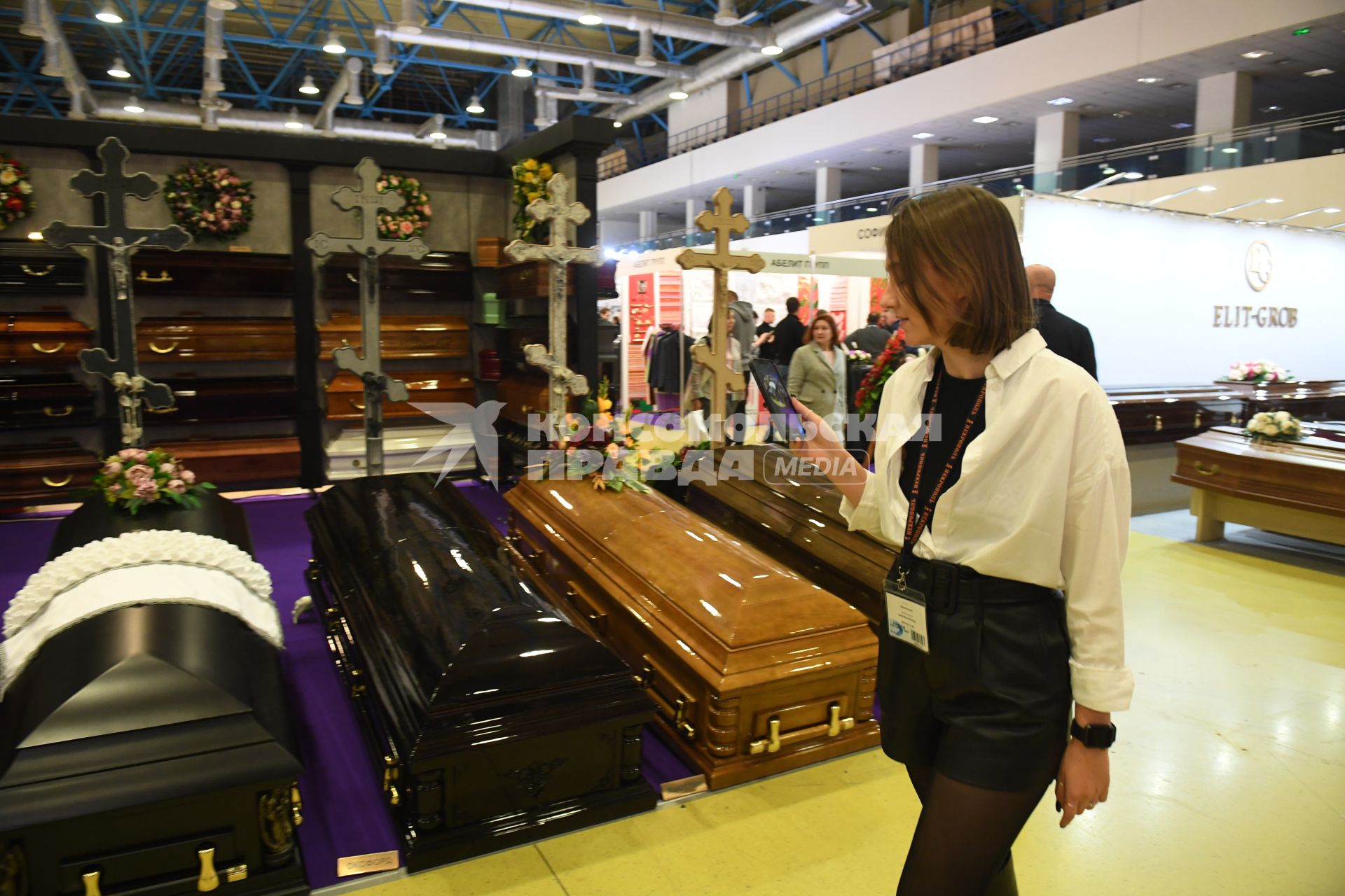 Москва. Гробы на выставке погребальных принадлежностей, похоронного сервиса, мемориального искусства `Некрополь - WorldRussia 2022` в центральном выставочном комплексе `Экспоцентр`.
