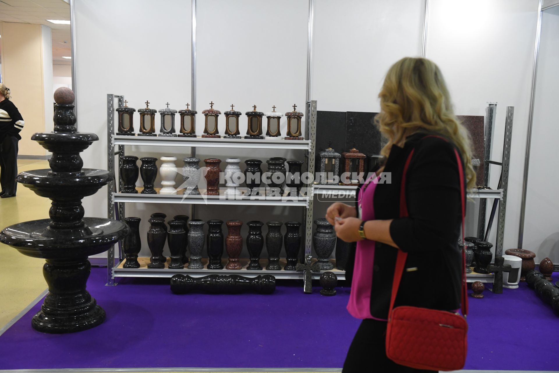 Москва. Урны для праха на выставке погребальных принадлежностей, похоронного сервиса, мемориального искусства `Некрополь - WorldRussia 2022` в центральном выставочном комплексе `Экспоцентр`.