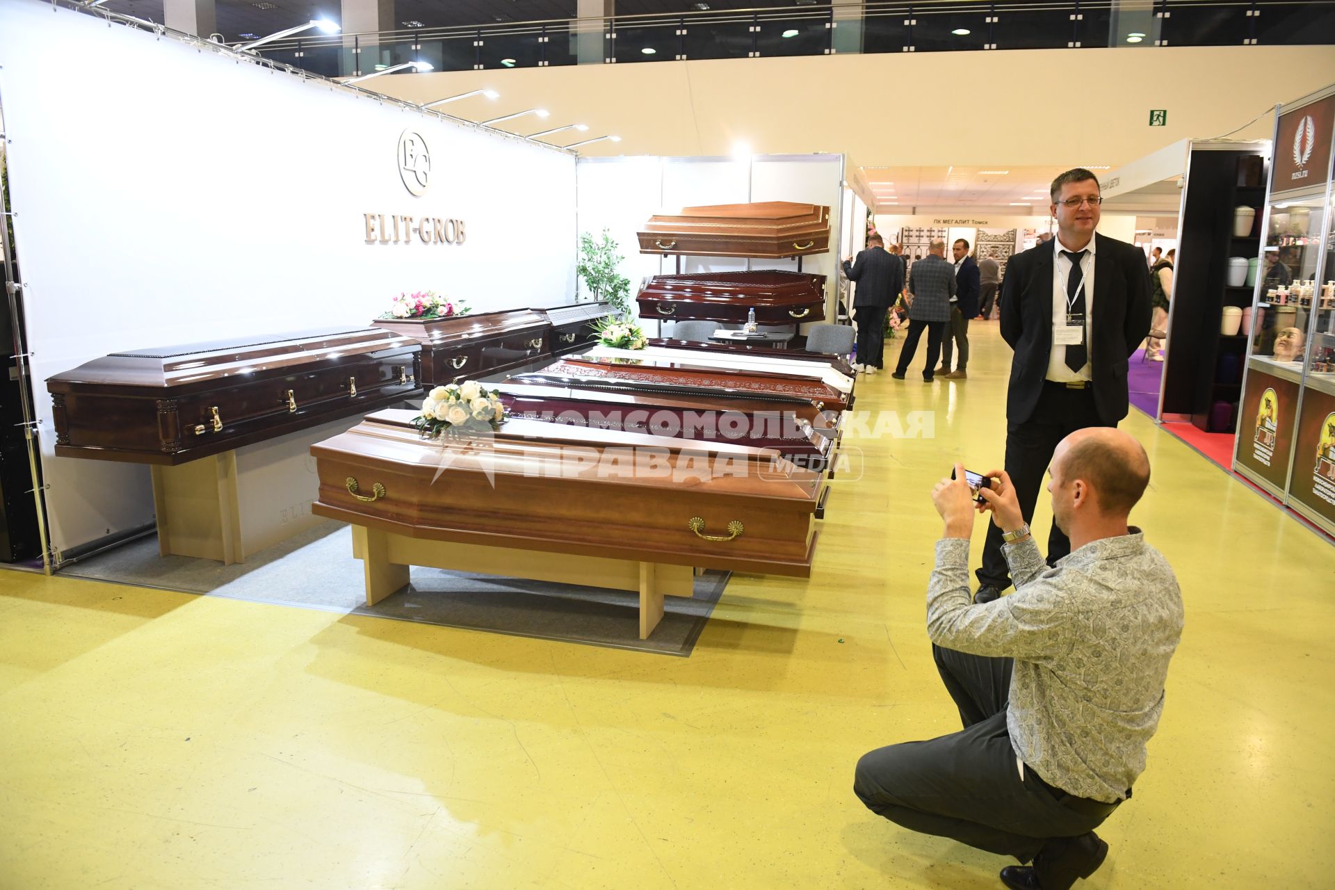 Москва. Гробы на выставке погребальных принадлежностей, похоронного сервиса, мемориального искусства `Некрополь - WorldRussia 2022` в центральном выставочном комплексе `Экспоцентр`.