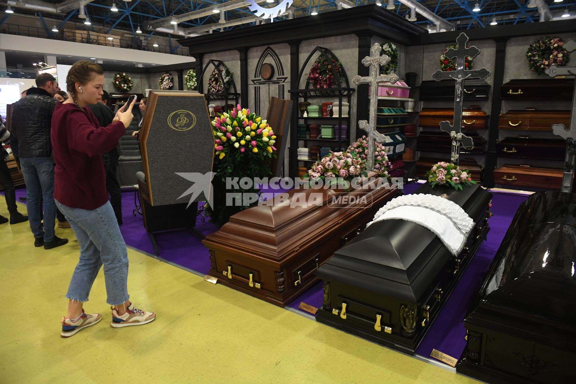 Москва. Гробы на выставке погребальных принадлежностей, похоронного сервиса, мемориального искусства `Некрополь - WorldRussia 2022` в центральном выставочном комплексе `Экспоцентр`.