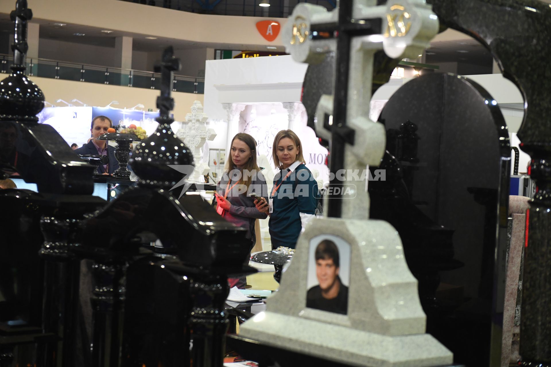 Москва. Посетители на выставке погребальных принадлежностей, похоронного сервиса, мемориального искусства `Некрополь - WorldRussia 2022` в центральном выставочном комплексе `Экспоцентр`.