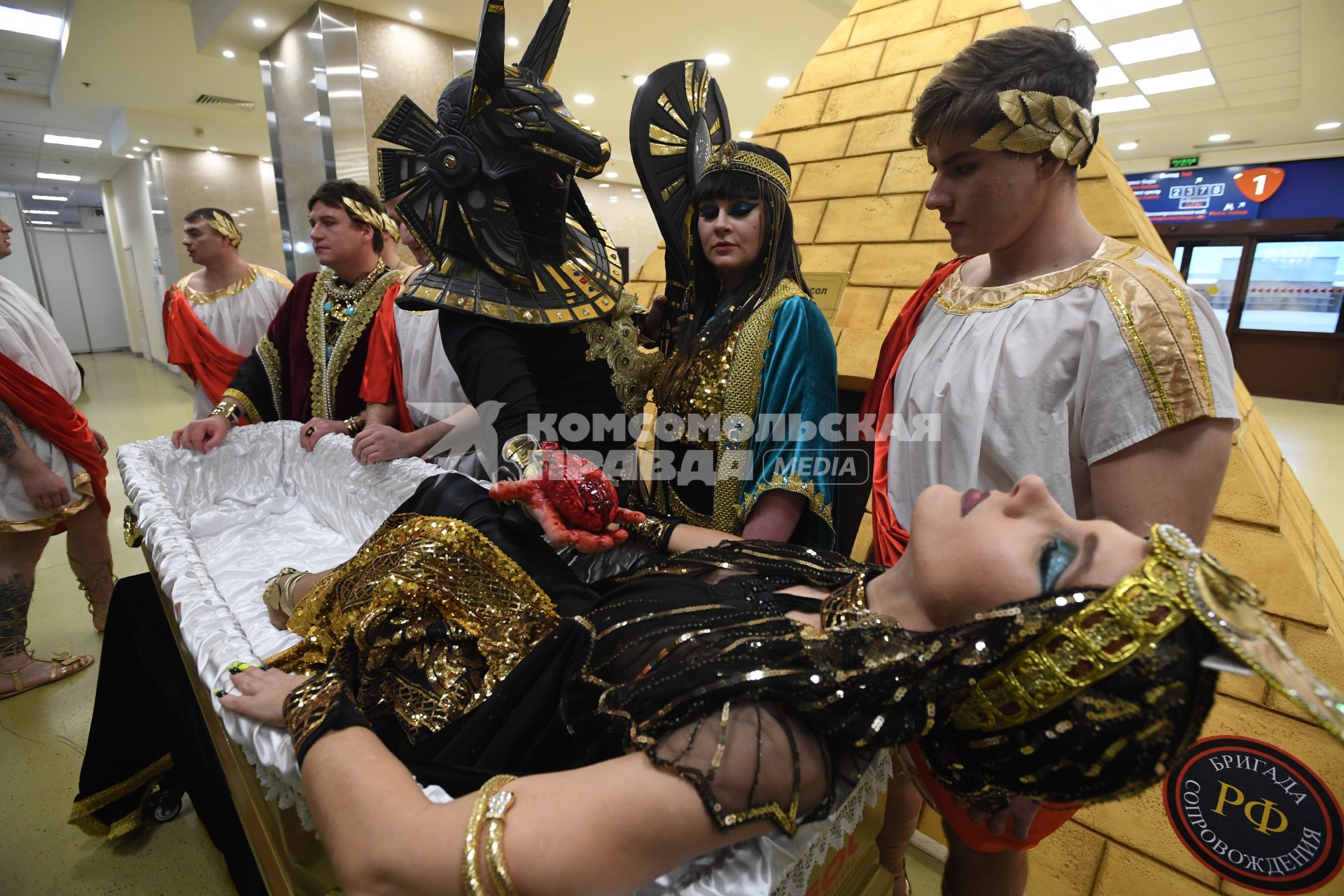 Москва. Участники театрализованного представления на выставке погребальных принадлежностей, похоронного сервиса, мемориального искусства `Некрополь - WorldRussia 2022` в центральном выставочном комплексе `Экспоцентр`.