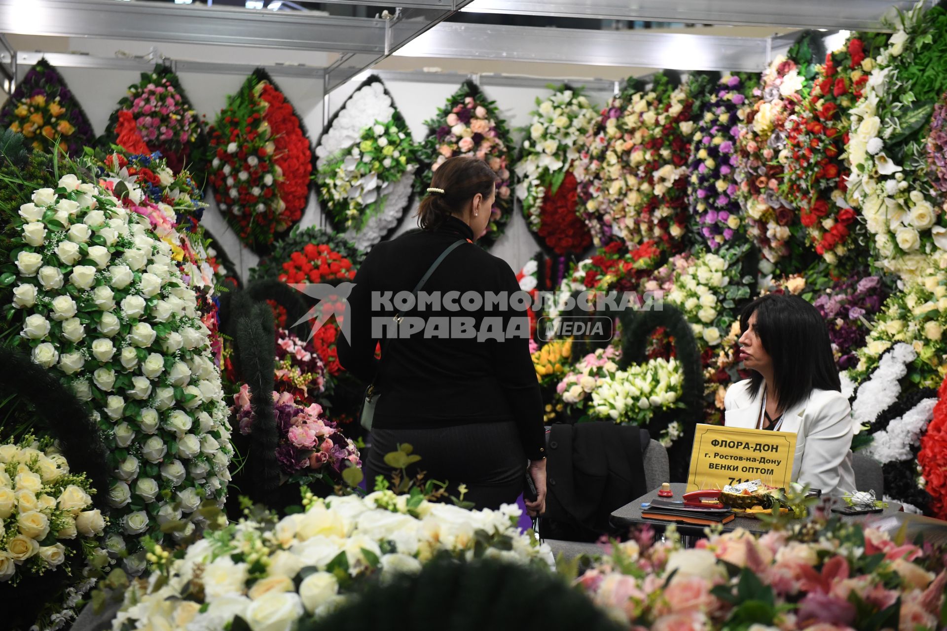 Москва. Посетители на выставке погребальных принадлежностей, похоронного сервиса, мемориального искусства `Некрополь - WorldRussia 2022` в центральном выставочном комплексе `Экспоцентр`.