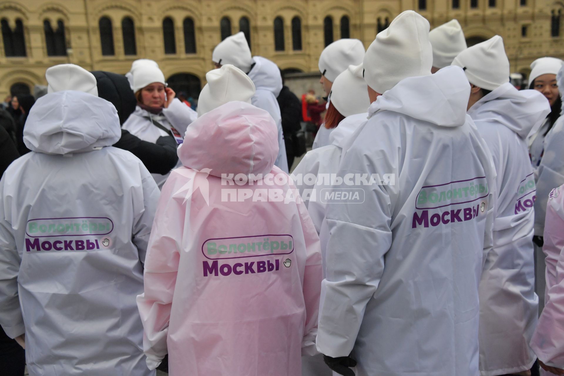 Москва. Волонтеры на территории интерактивного музея под открытым небом на Красной площади. Музей посвящен параду 7 ноября 1941 года.