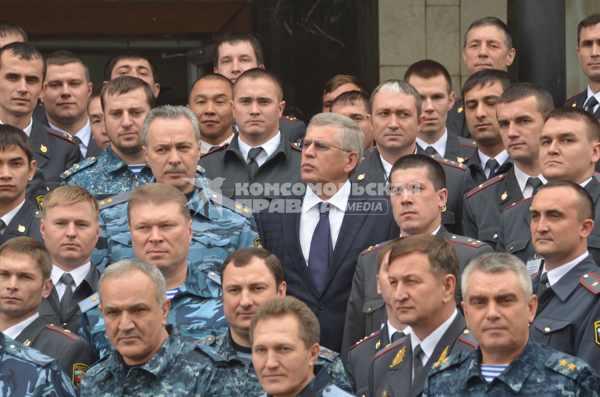 Министр внутренних дел РФ Рашид Нургалиев (слева) и генеральный директор, главный редактор ИД `Комсомольская правда` (КП) Владимир Сунгоркин (в центре) во время награждения победителя всероссийского конкурса МВД России `Народный участковый`.