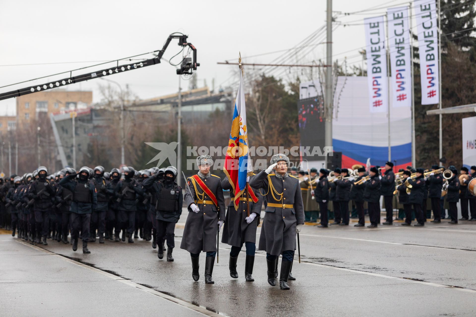 Красноярск. Празднование Дня народного единства на площади Революции.