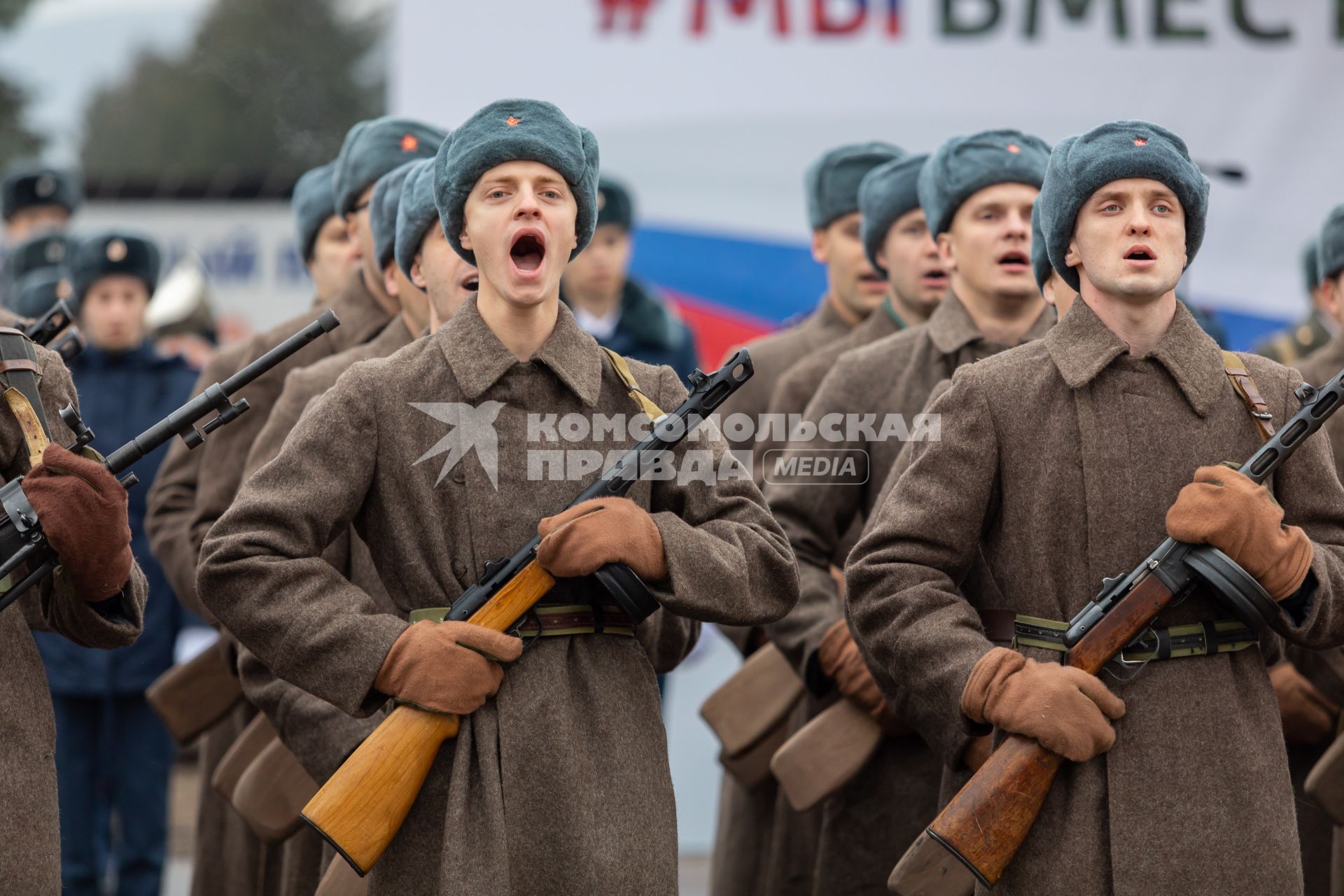 Красноярск. Исторический митинг-реконструкция проводов сибиряков на фронт `Победили тогда, победим и сейчас` в День народного единства на площади Революции.