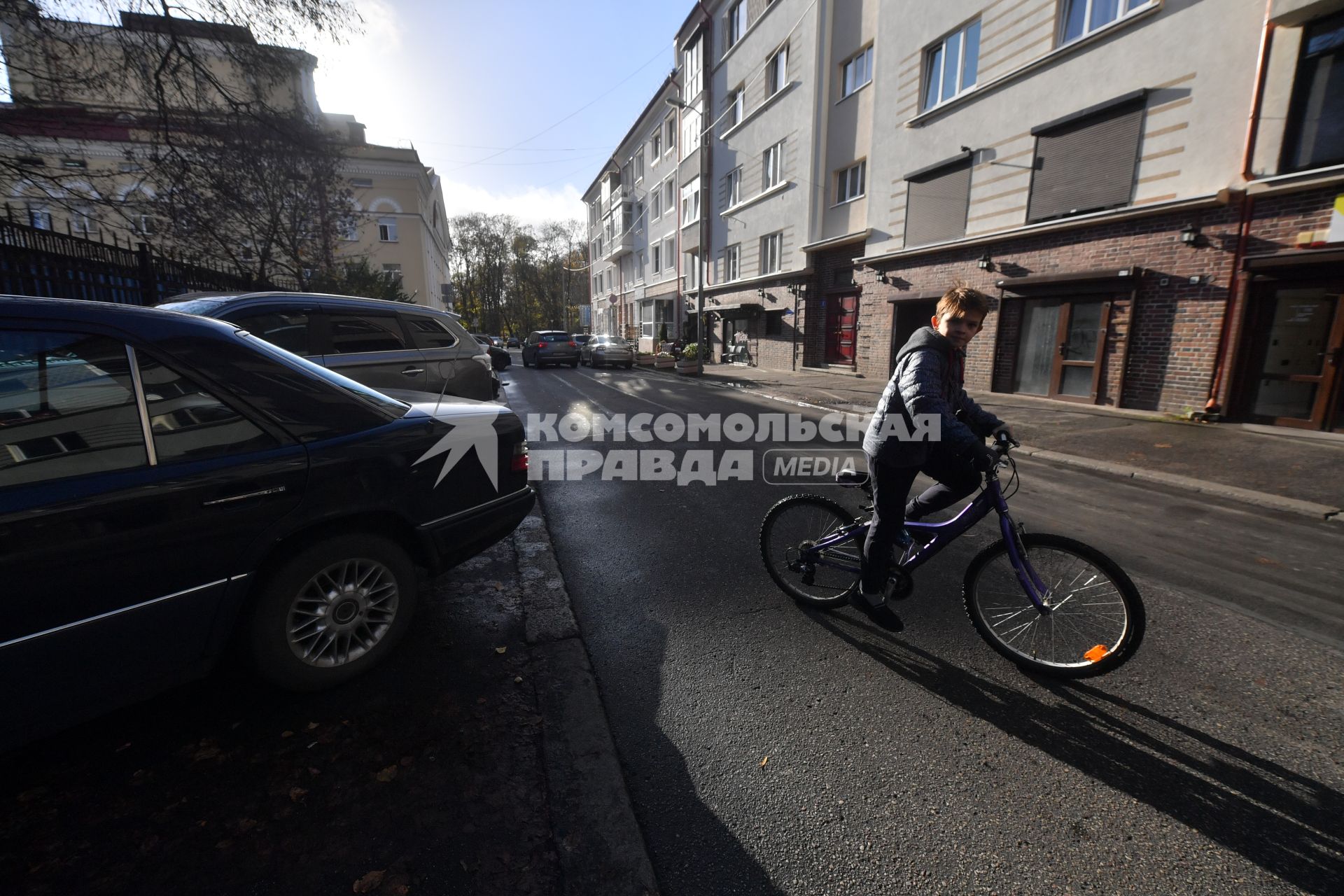 Калининград. Виды города. Мальчик на велосипеде.