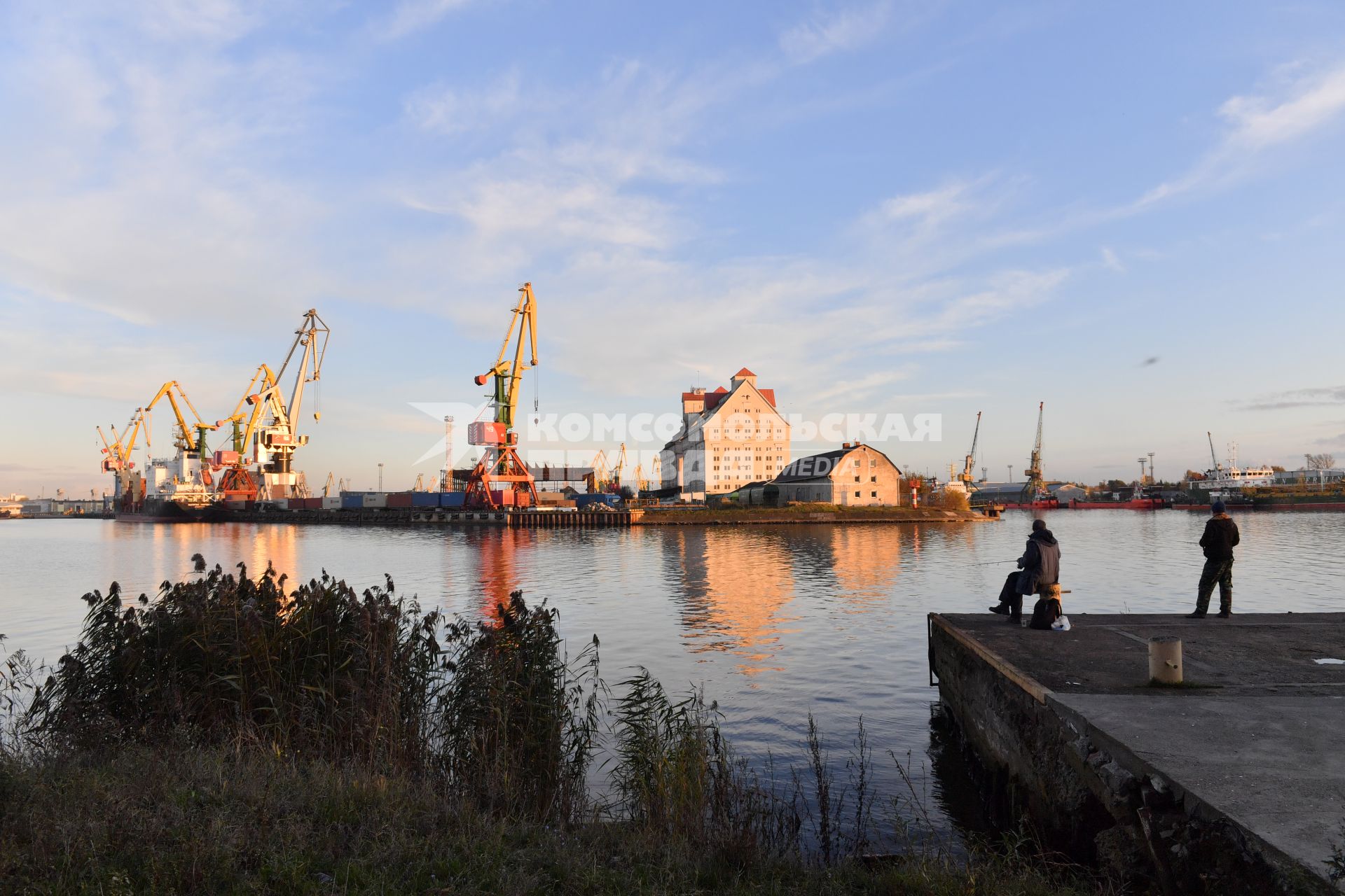 Калининград. Рыбаки на городской набережной.